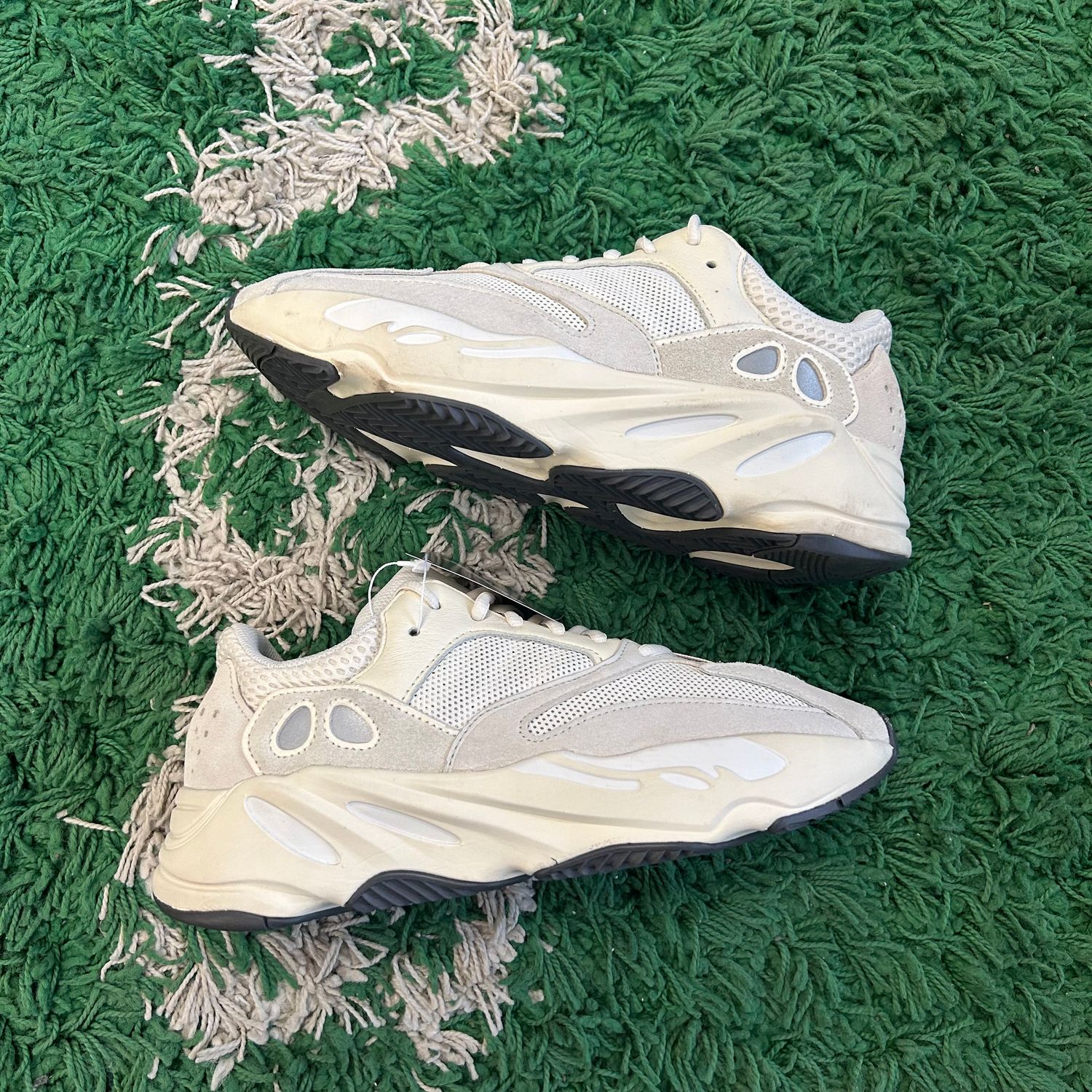 PO NB ADIDAS YEEZY 700 ANALOG EB SIZE 8