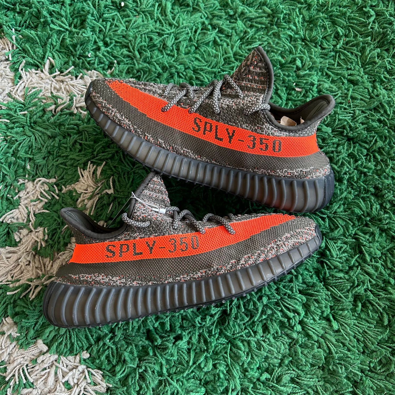 PO NB ADIDAS YEEZY 350 V2 CARBON BELUGA SIZE 7.5