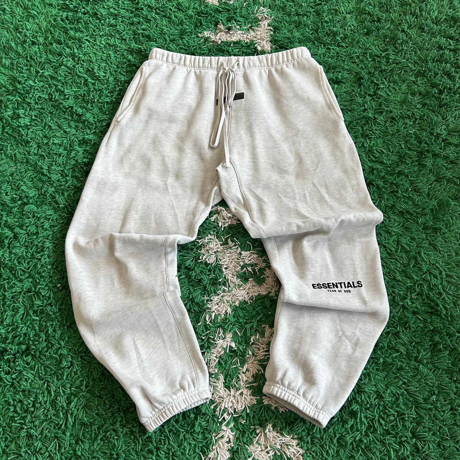 PO FEAR OF GOD ESSENTIALS LIGHT GREY SWEATPANTS SIZE M