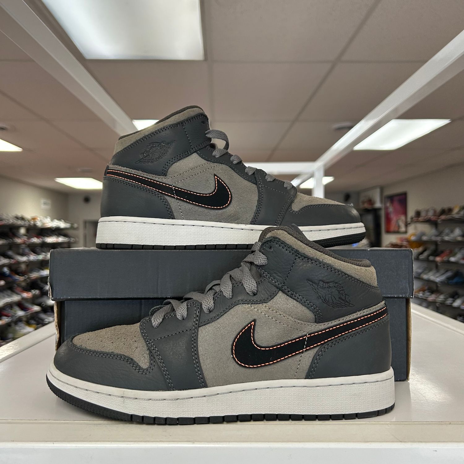 PO AIR JORDAN 1 MID NIGHT STADIUM EB SIZE 6.5Y