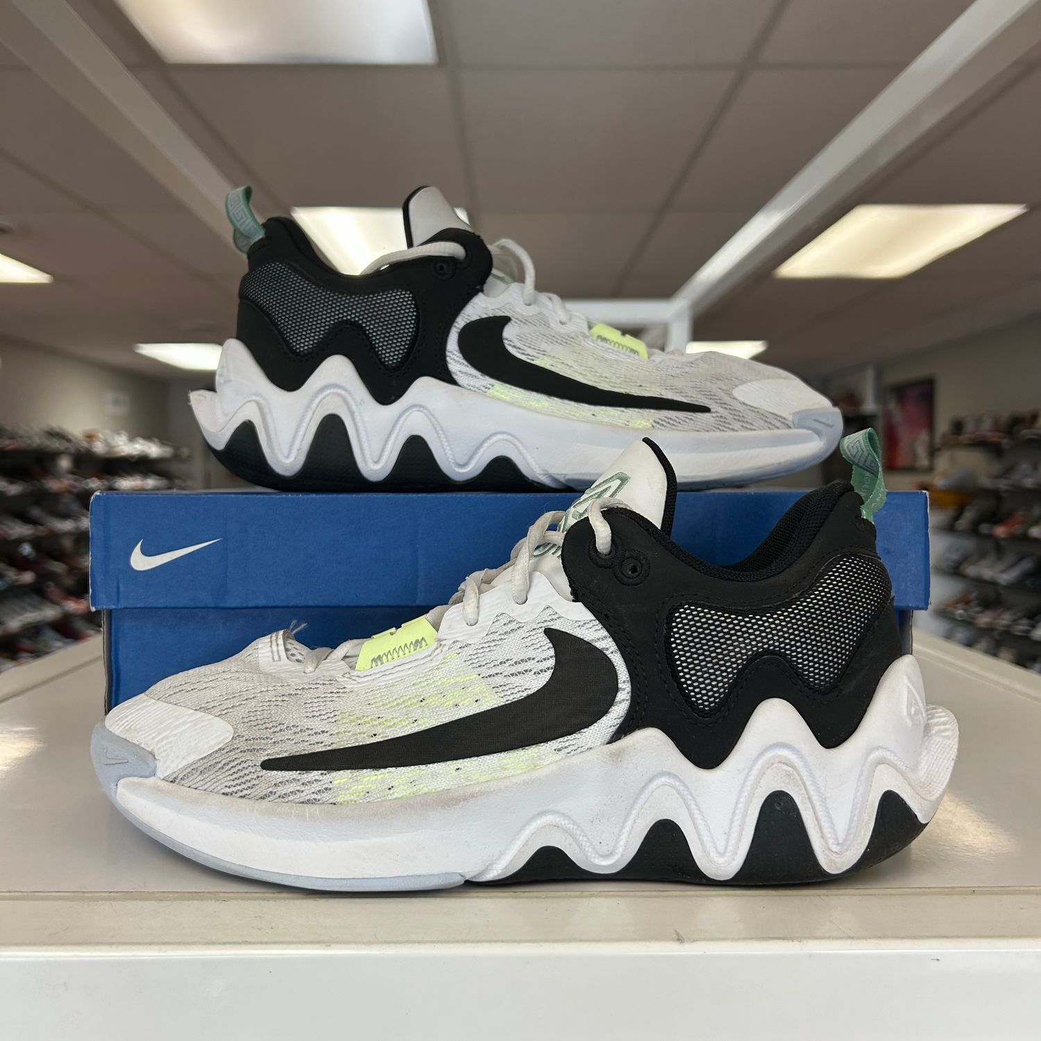 PO NIKE GIANNIS IMMORTALITY 2 (GS) WHITE BLACK VOLT EB SIZE 6Y