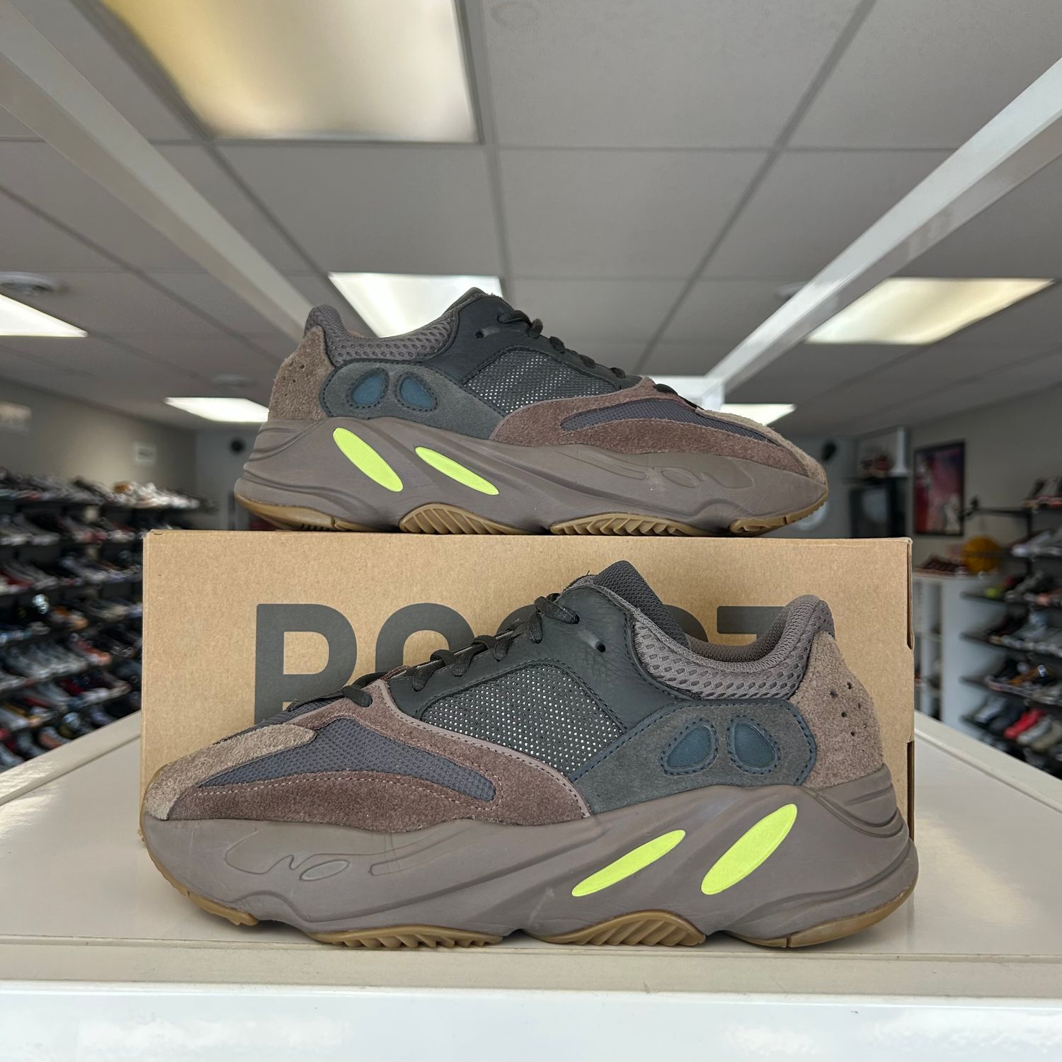 PO ADIDAS YEEZY 700 MAUVE SIZE 9