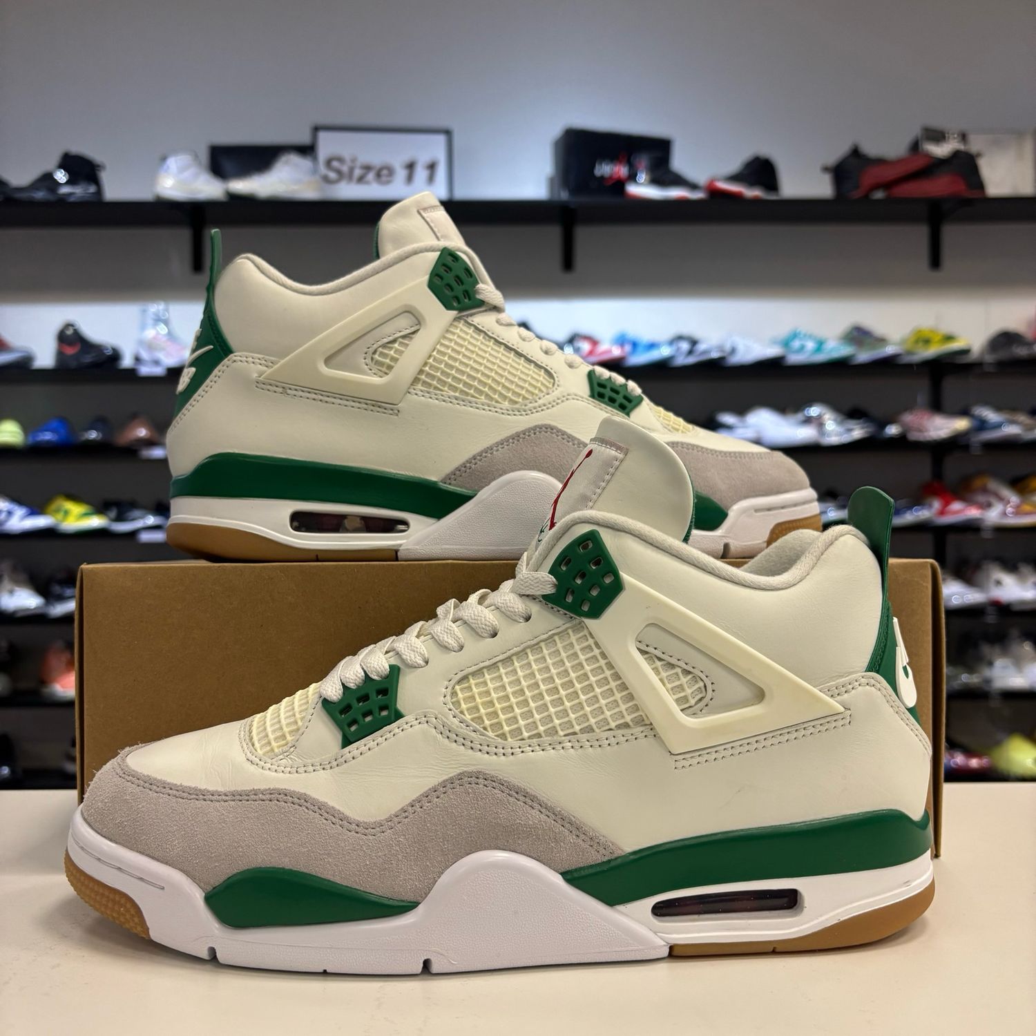 PO NB AIR JORDAN 4 RETRO SB PINE GREEN SIZE 11.5