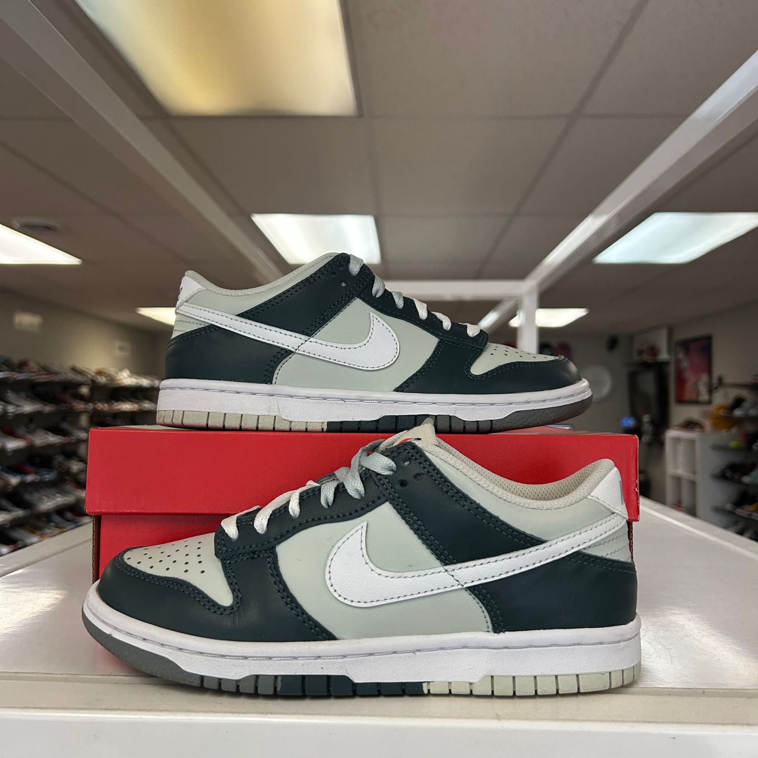 PO NIKE DUNK LOW SPLIT DEEP JUNGLE (GS) SIZE 4Y