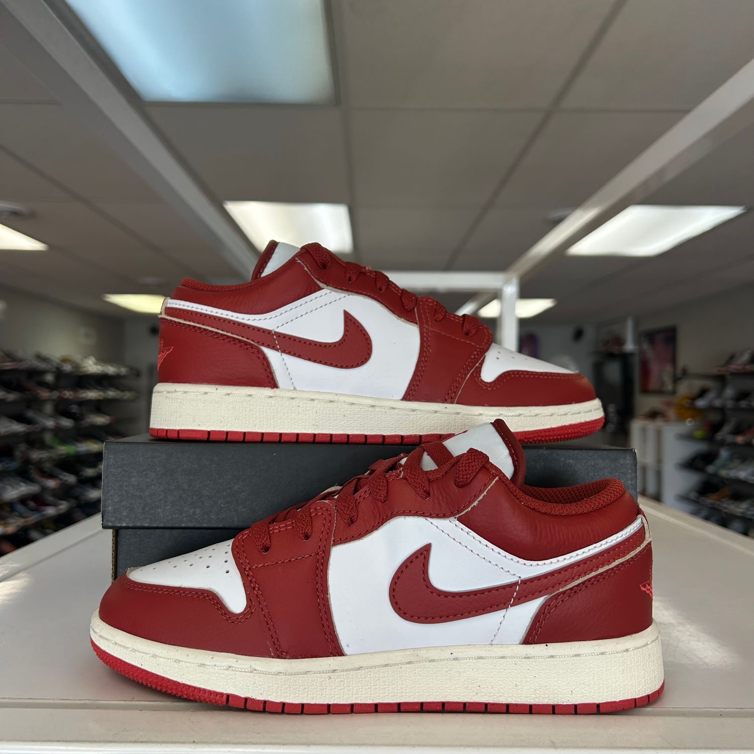 PO AIR JORDAN 1 LOW SE DUNE RED (GS) SIZE 4Y