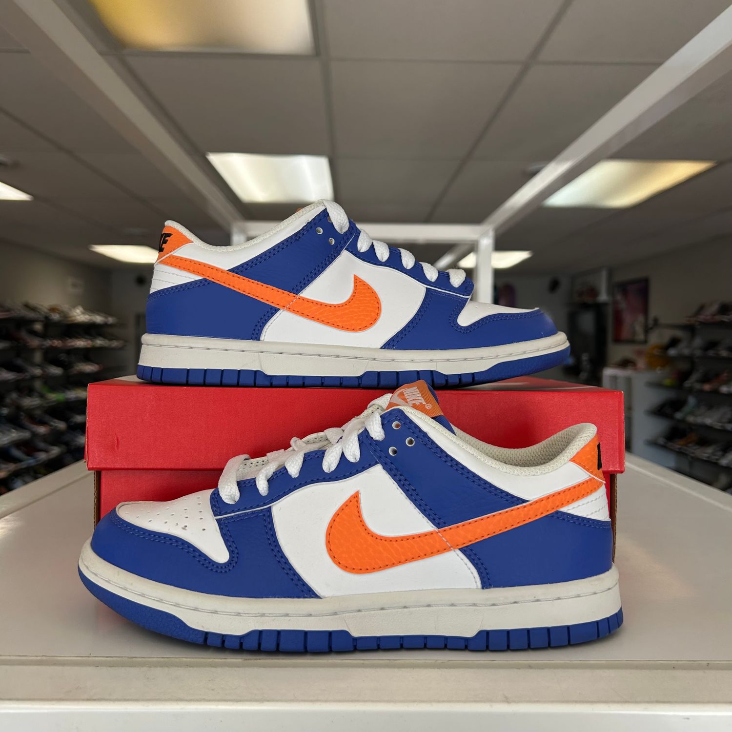 PO NIKE DUNK LOW KNICKS (GS) SIZE 4Y