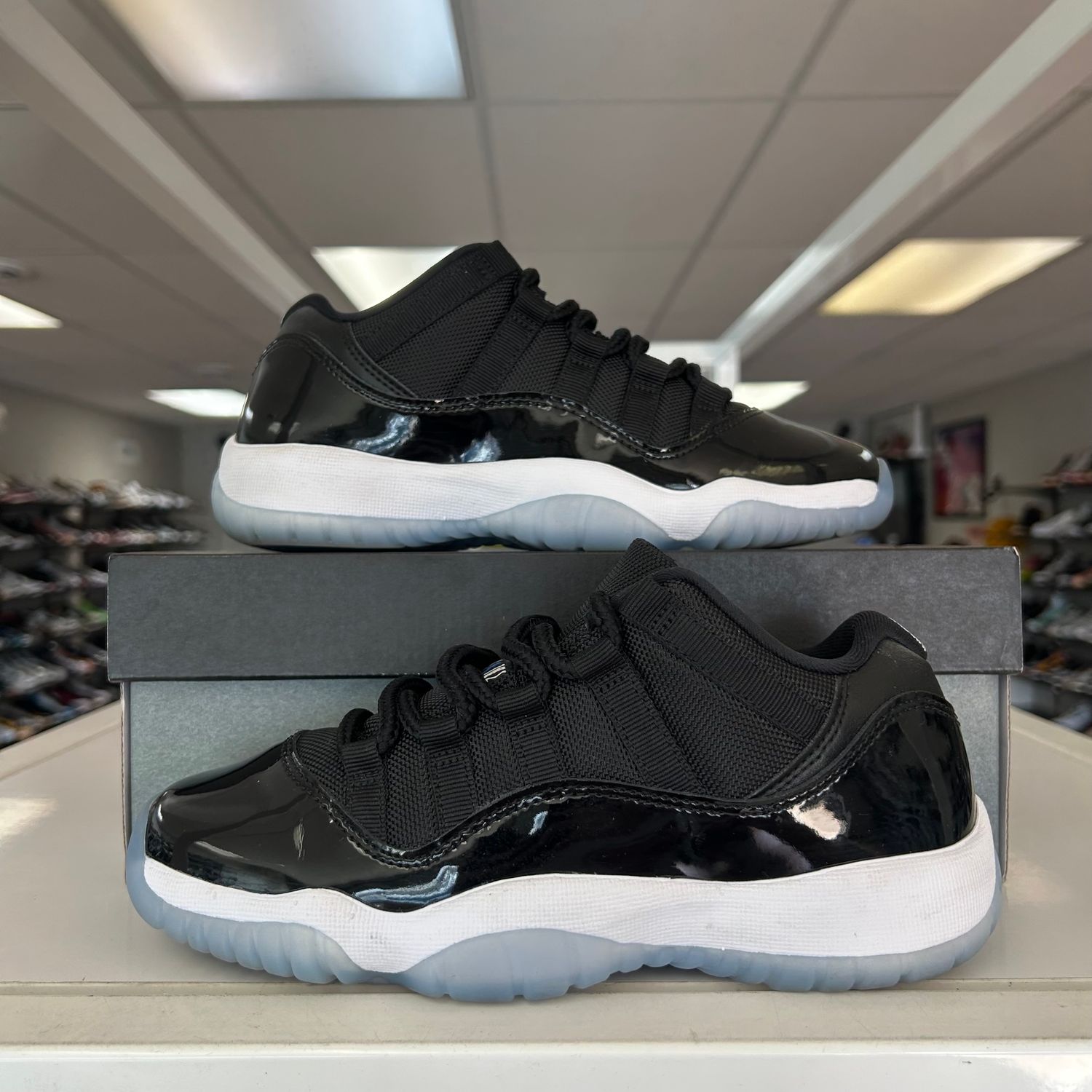 PO AIR JORDAN 11 RETRO LOW SPACE JAM (GS) SIZE 4Y