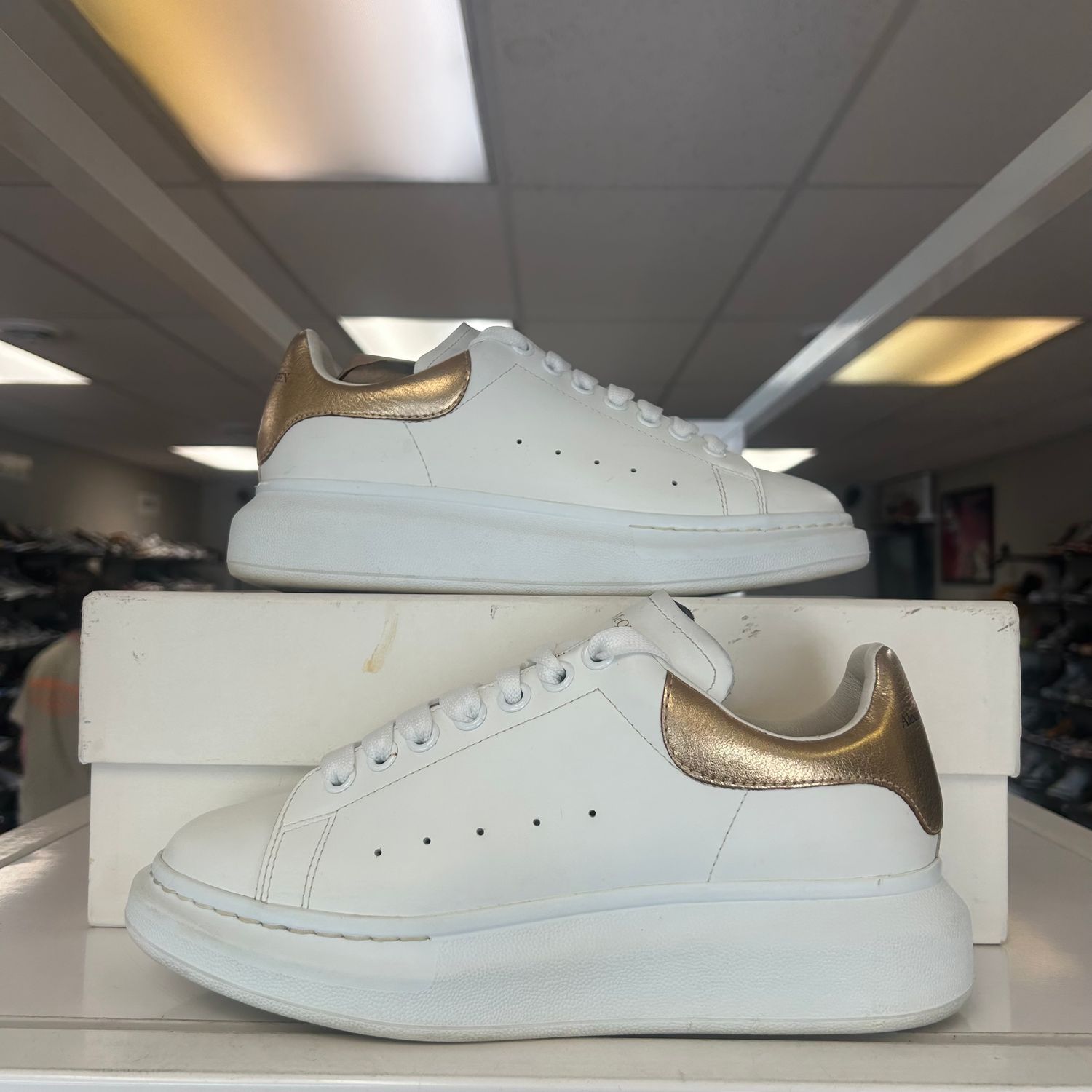 PO ALEXANDER MCQUEEN WHITE/BRONZE LACE-UP SNEAKER SIZE 7