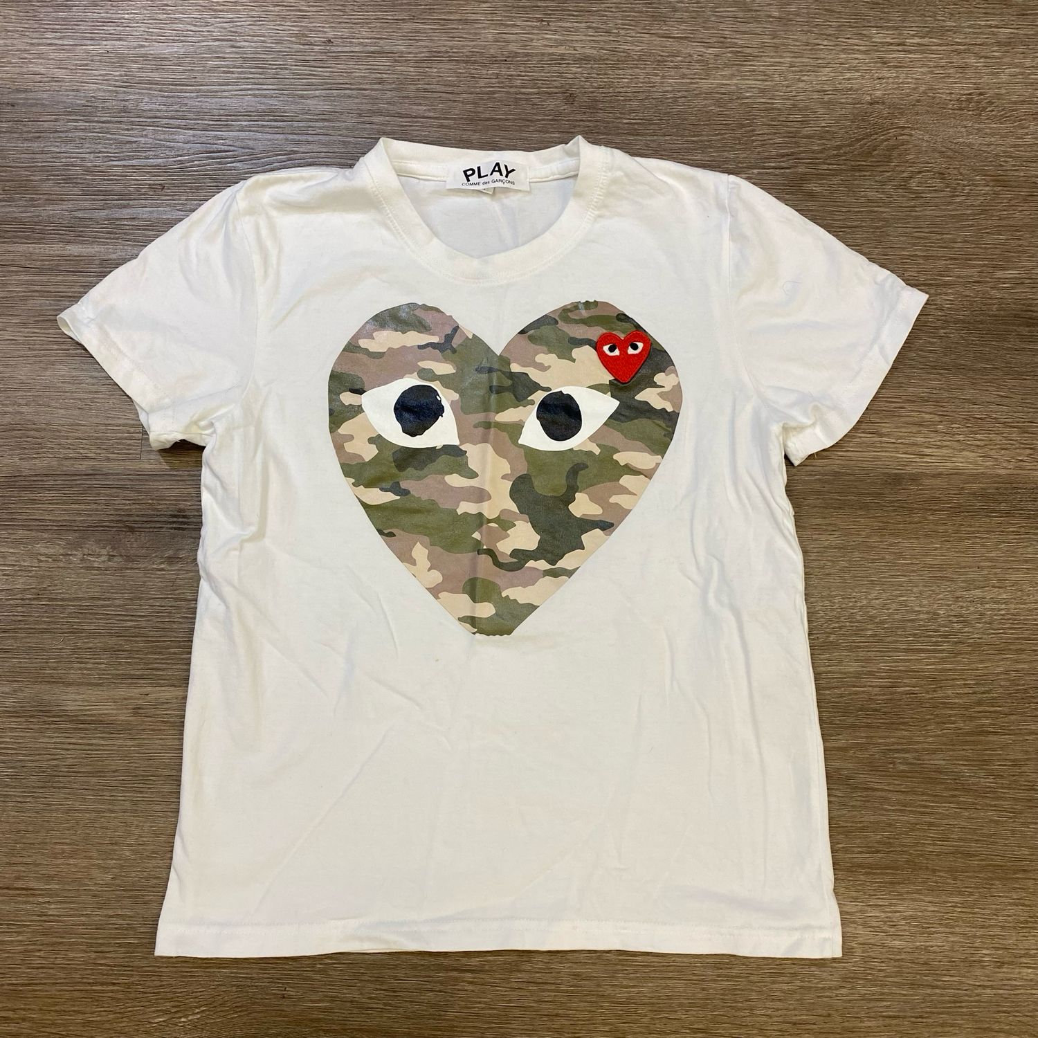 PO COMME DES GARCONS PLAY CAMO HEART TEE WHITE SIZE XS