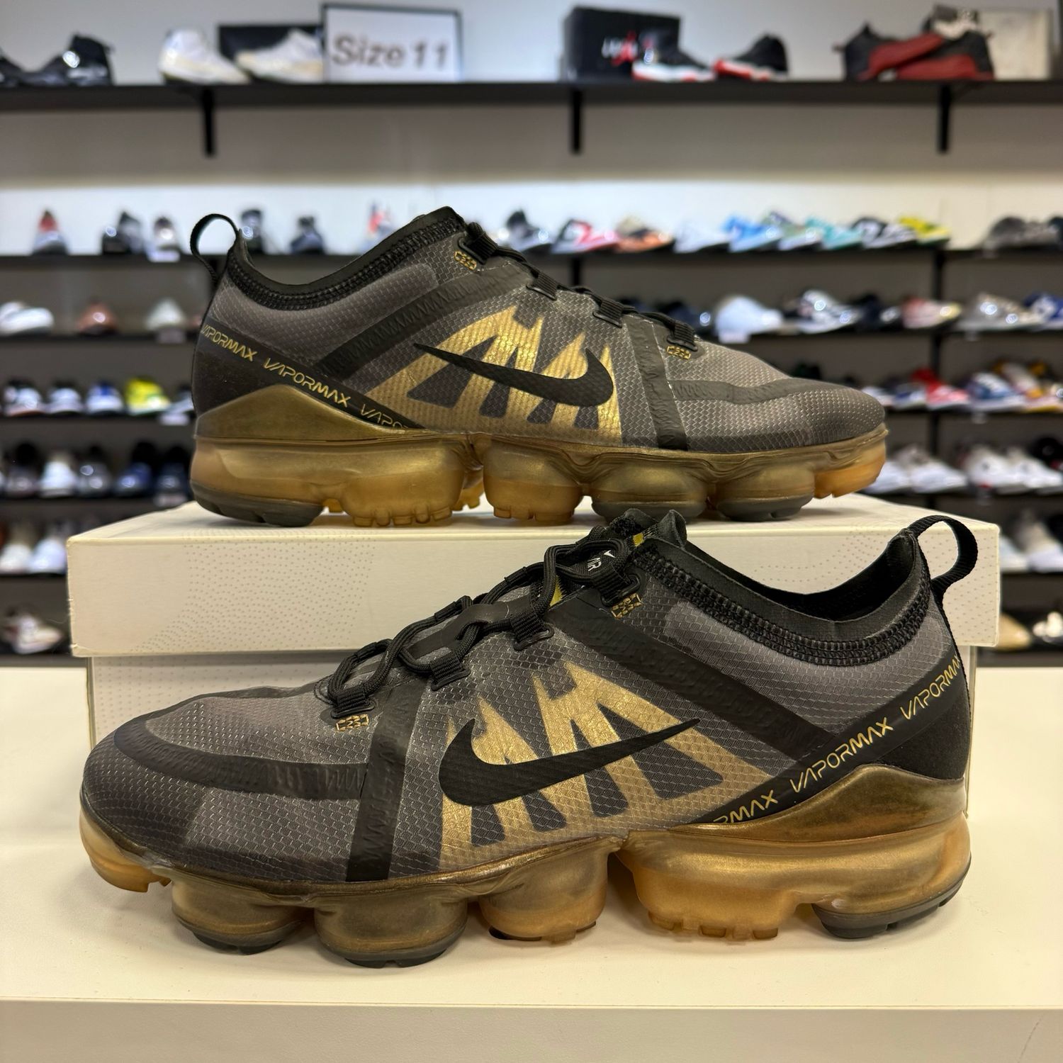 PO NIKE AIR VAPORMAX 2019 BLACK METALLIC GOLD SIZE 9