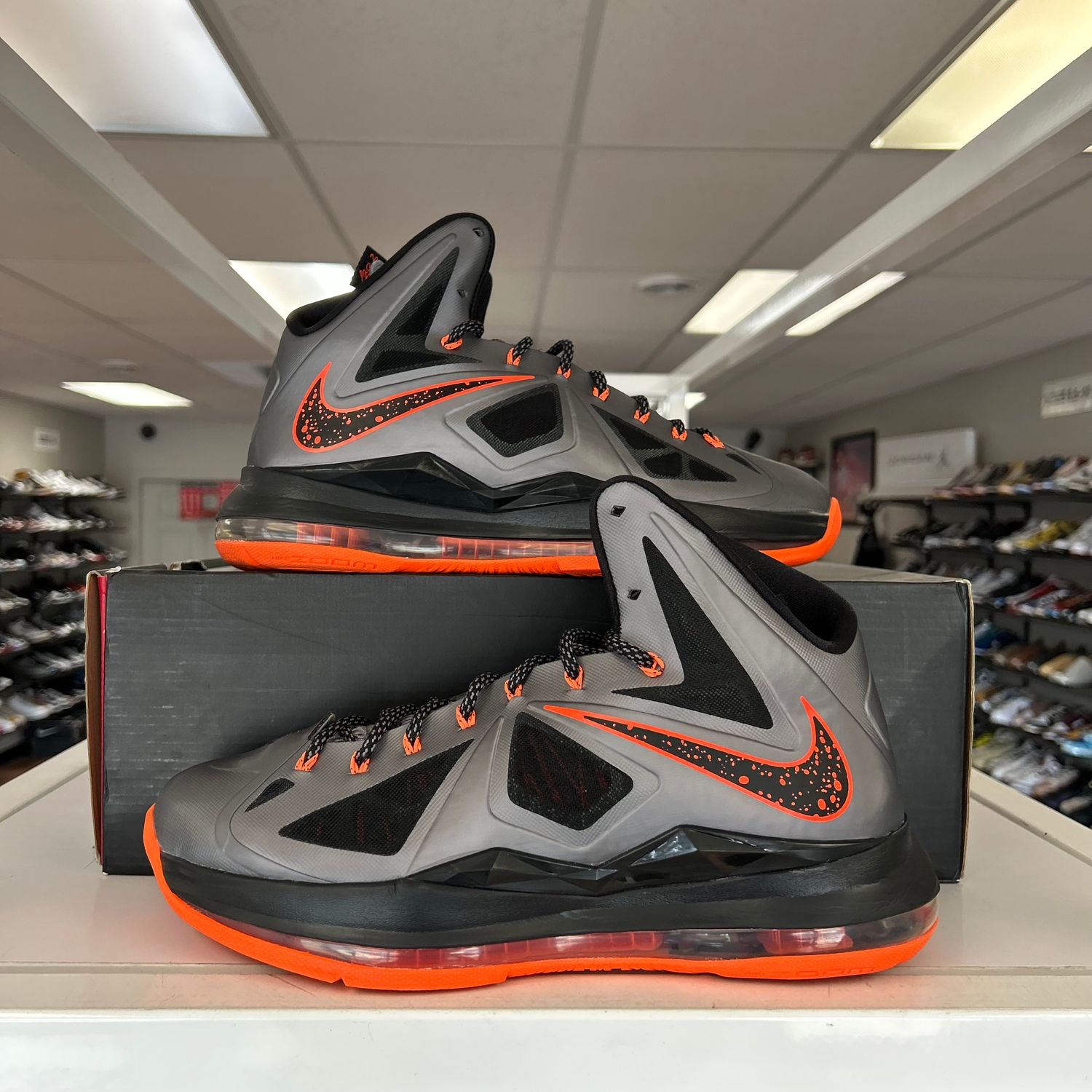 PO NIKE LEBRON X LAVA SIZE 10