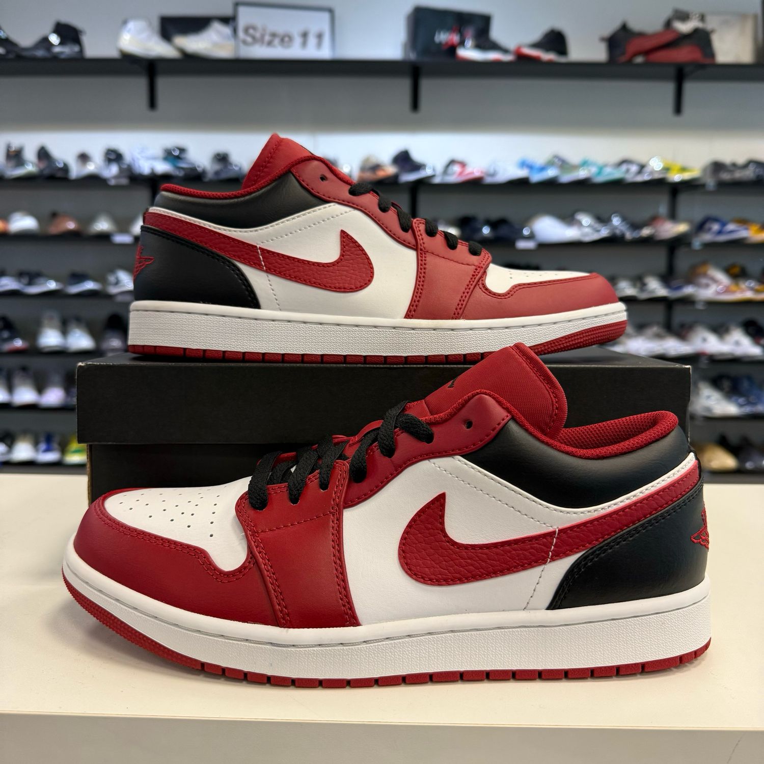 PO AIR JORDAN 1 LOW BULLS SIZE 10
