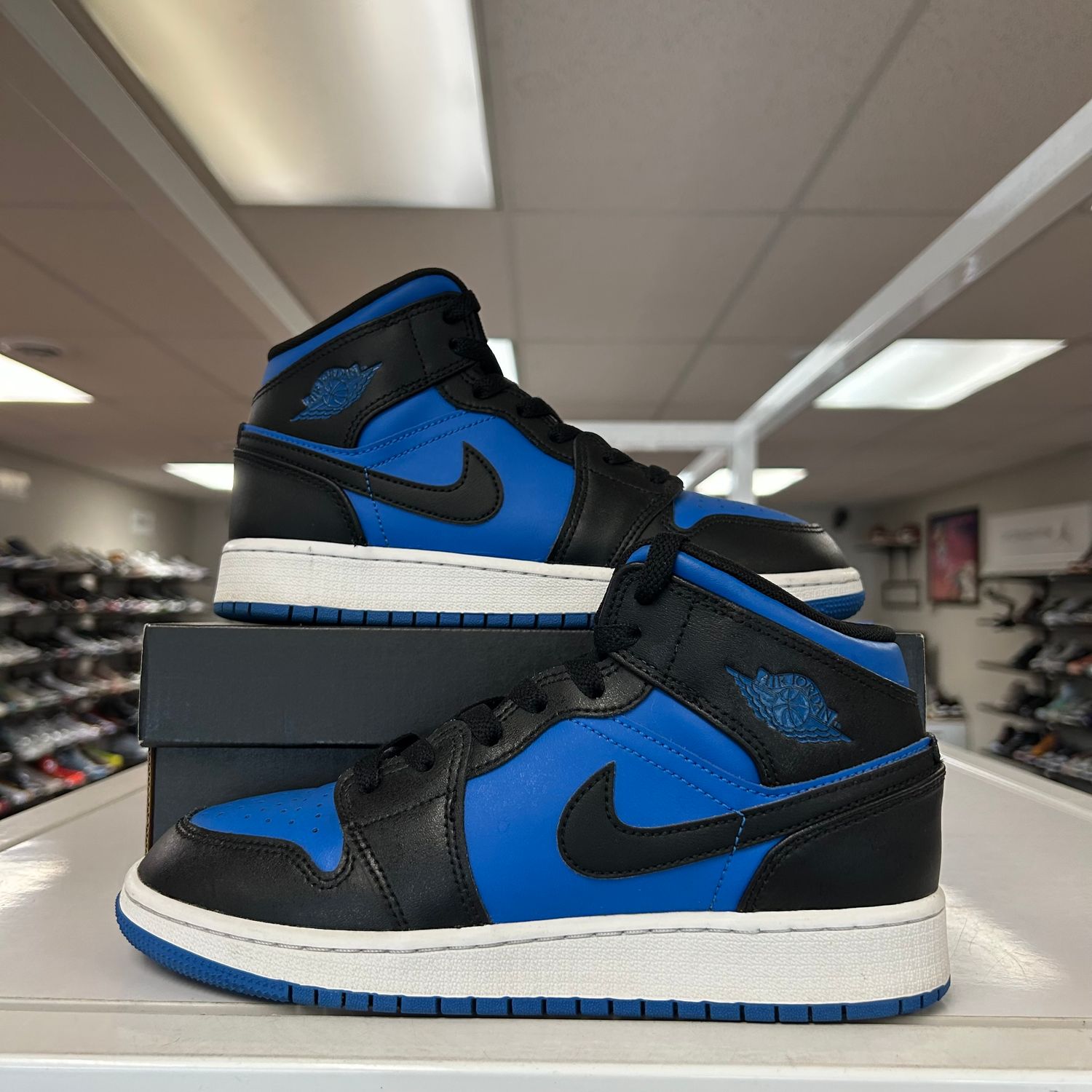 PO AIR JORDAN 1 MID BLACK ROYAL BLUE SIZE 5Y
