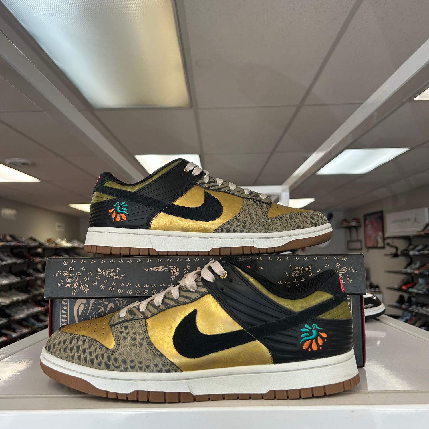 PO NIKE DUNK LOW DIA DE MUERTOS (WOMENS) SIZE 11.5W