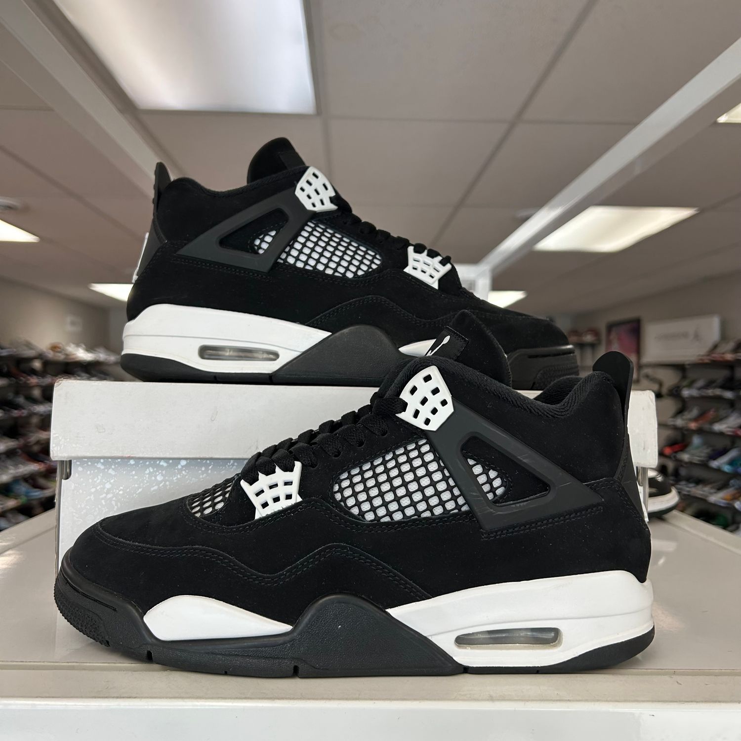 PO3 AIR JORDAN 4 WHITE THUNDER SIZE 9