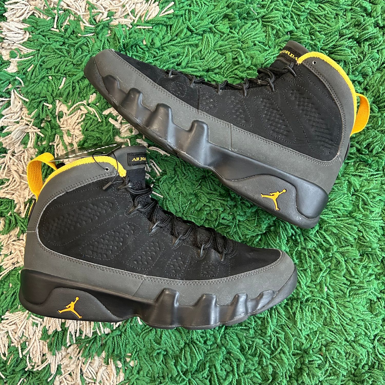 PO NB AIR JORDAN 9 CHARCOAL UNIVERSITY GOLD SIZE 9