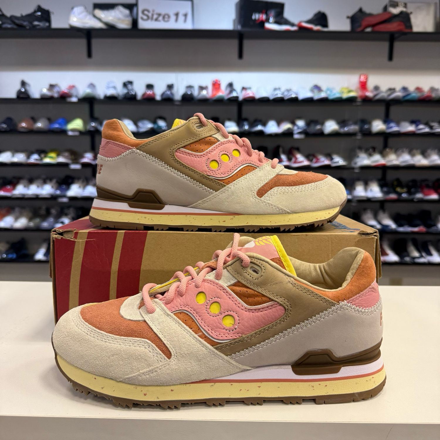 NEW SAUCONY SHADOW 6000 FEATURE COURAGEOUS BACON &amp; EGGS SIZE 10.5 (SX)