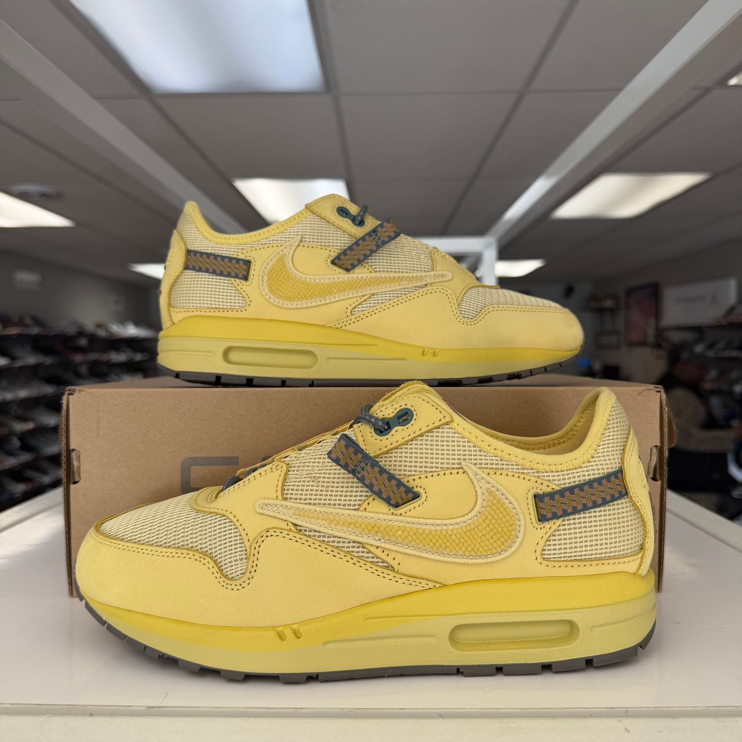 PO2 NIKE AIR MAX 1 TRAVIS SCOTT CACTUS JACK SATURN GOLD SIZE 8.5