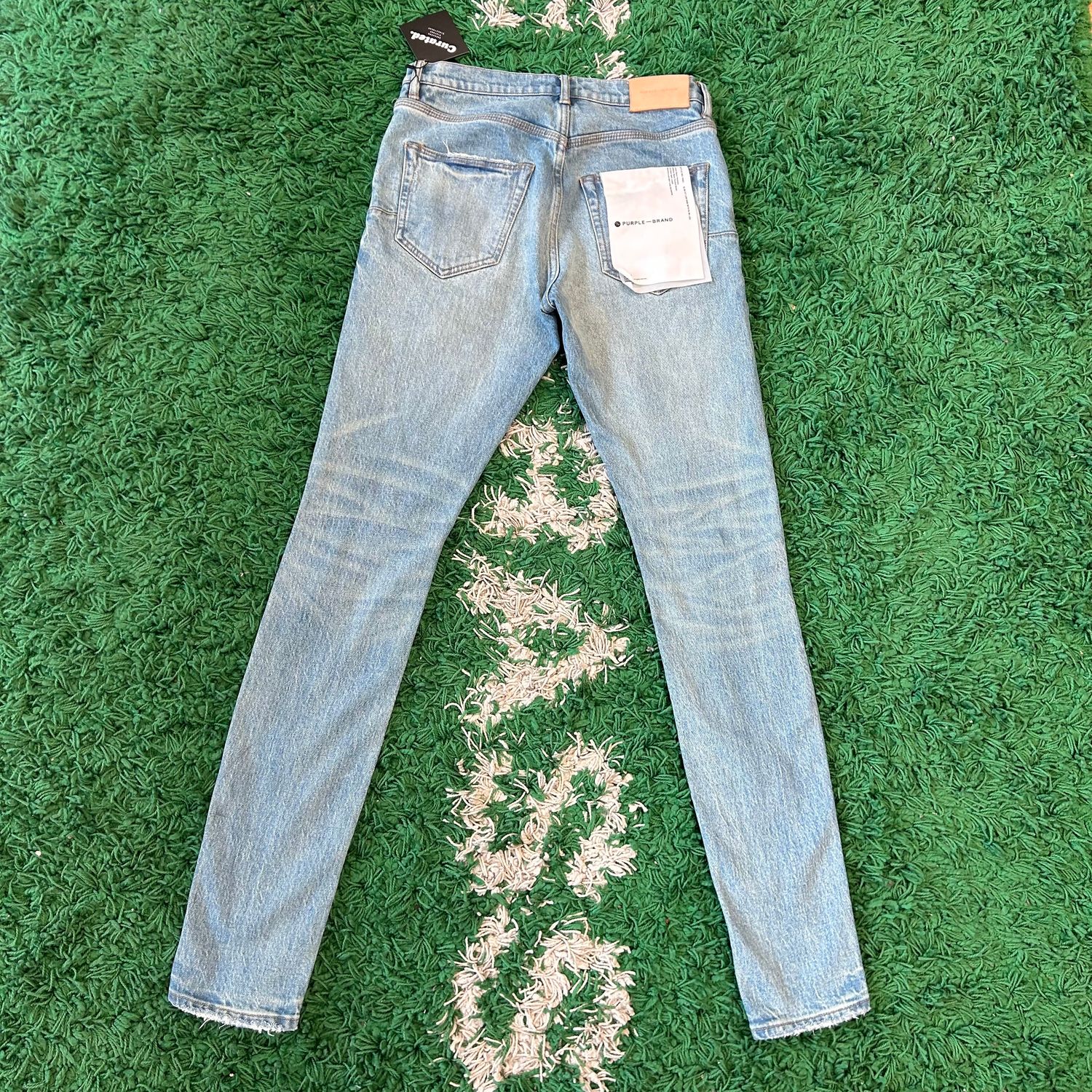 PO PURPLE P001 SLIM FIT LIGHT WASH LEFT KNEE RIP SIZE 28