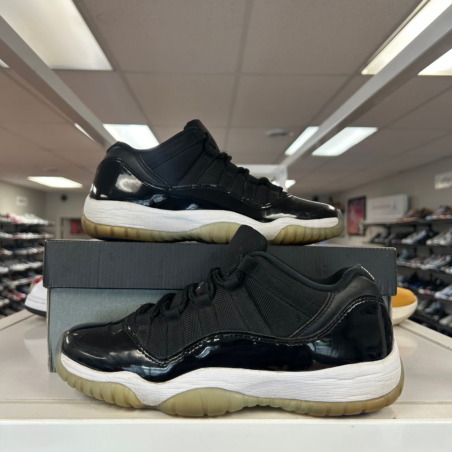 PO AIR JORDAN 11 LOW SPACE JAM SX SIZE 6.5Y