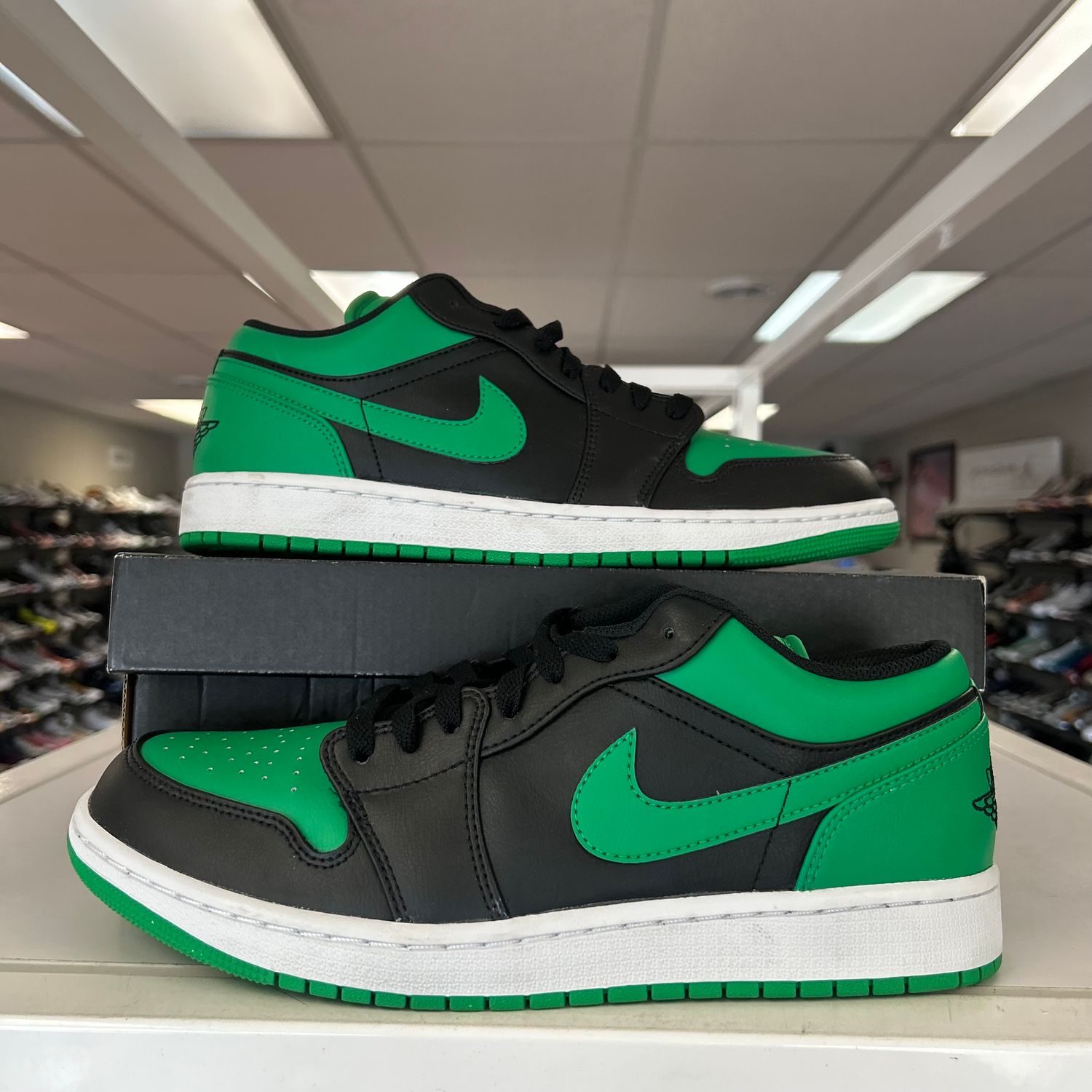 PO AIR JORDAN 1 LOW LUCKY GREEN SIZE 10