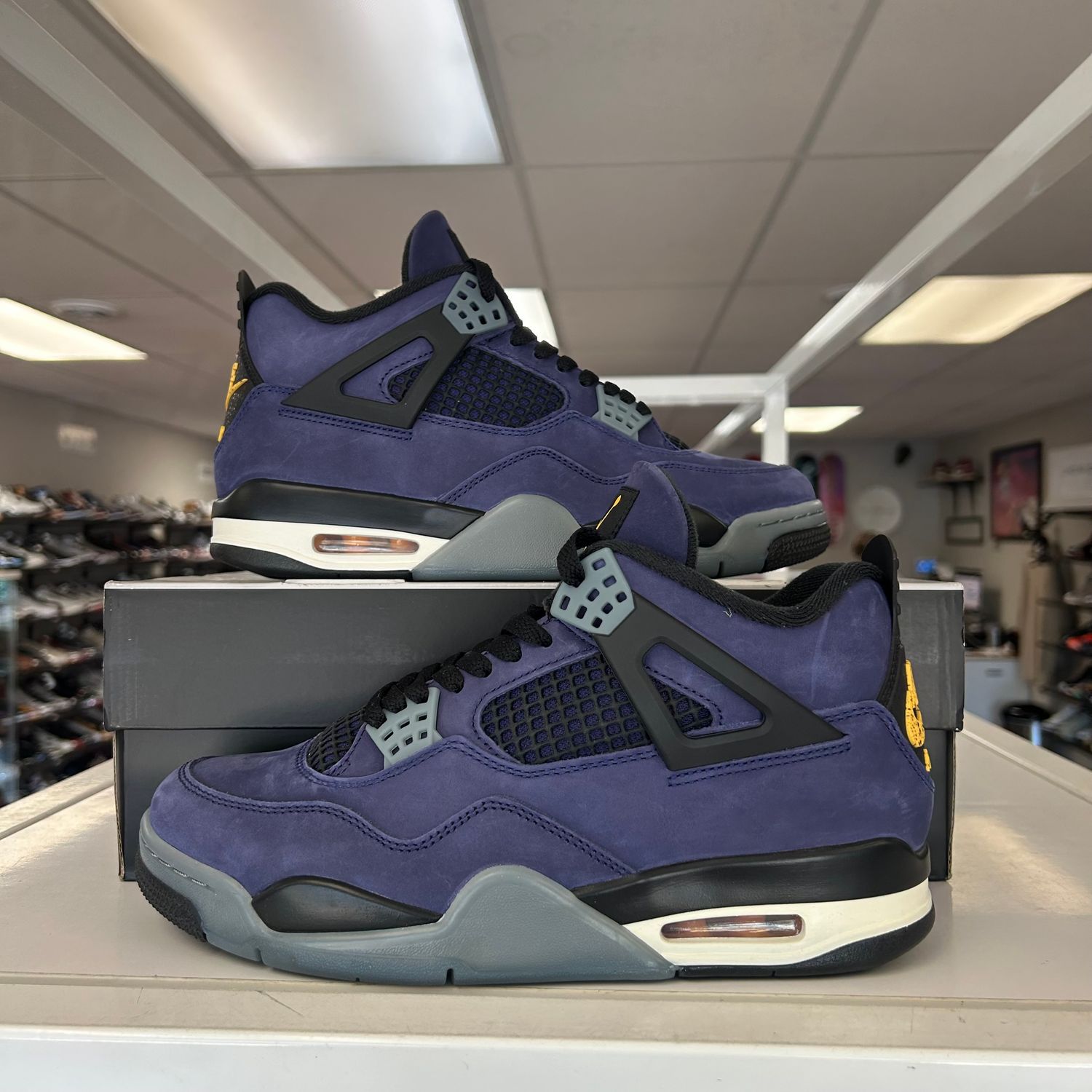 PO AIR JORDAN 4 RETRO LAKERS SIZE 8.5