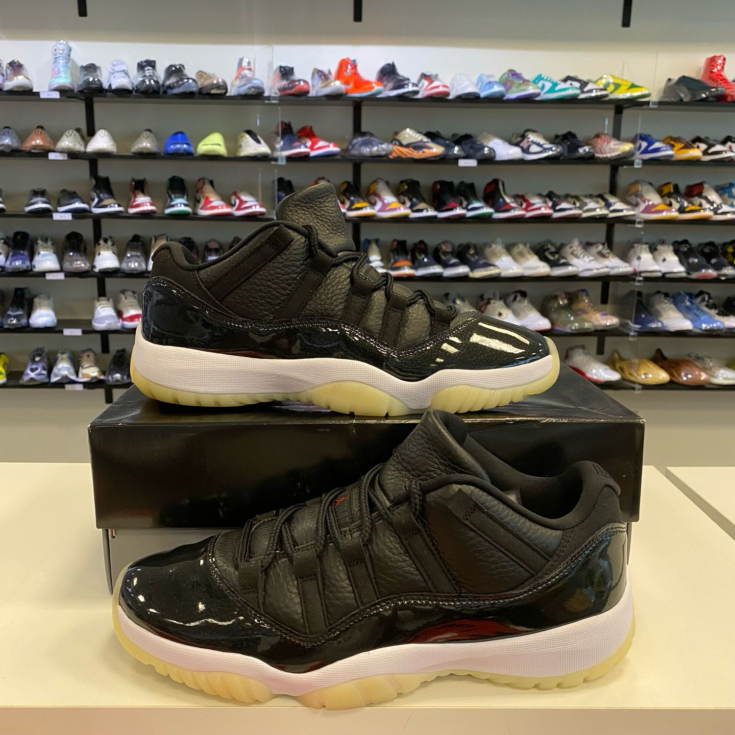 PO AIR JORDAN 11 RETRO 72-10 LOW SIZE 9.5