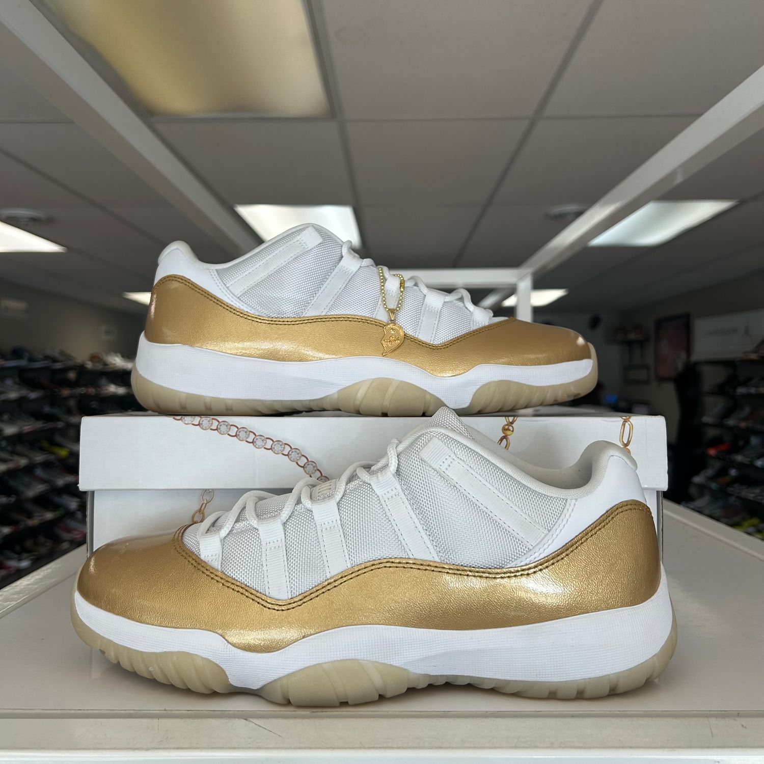 PO AIR JORDAN 11 LOW MOTHER'S DAY (W) SIZE 12W / 10.5M