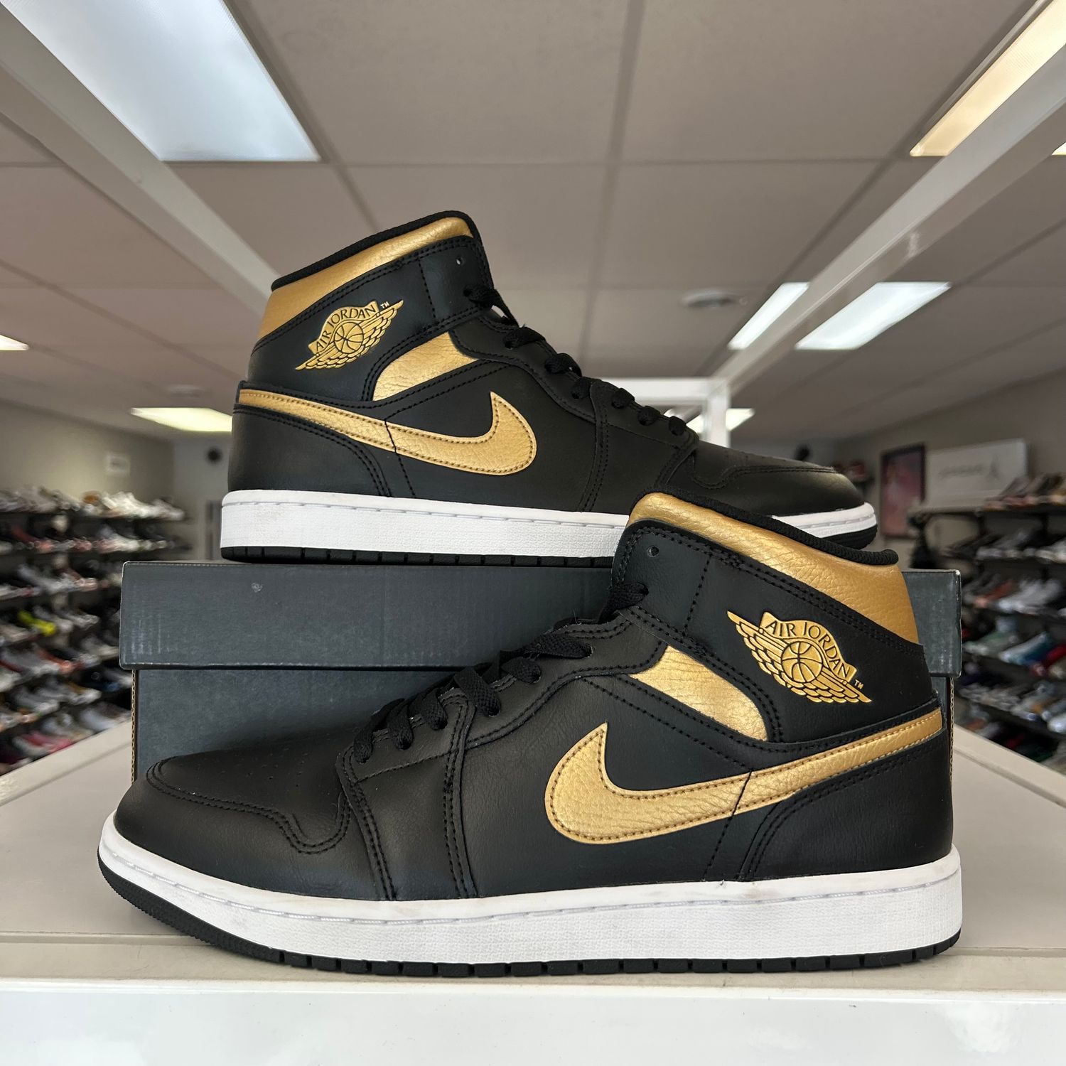 PO AIR JORDAN 1 MID METALLIC GOLD BLACK WHITE SIZE 11