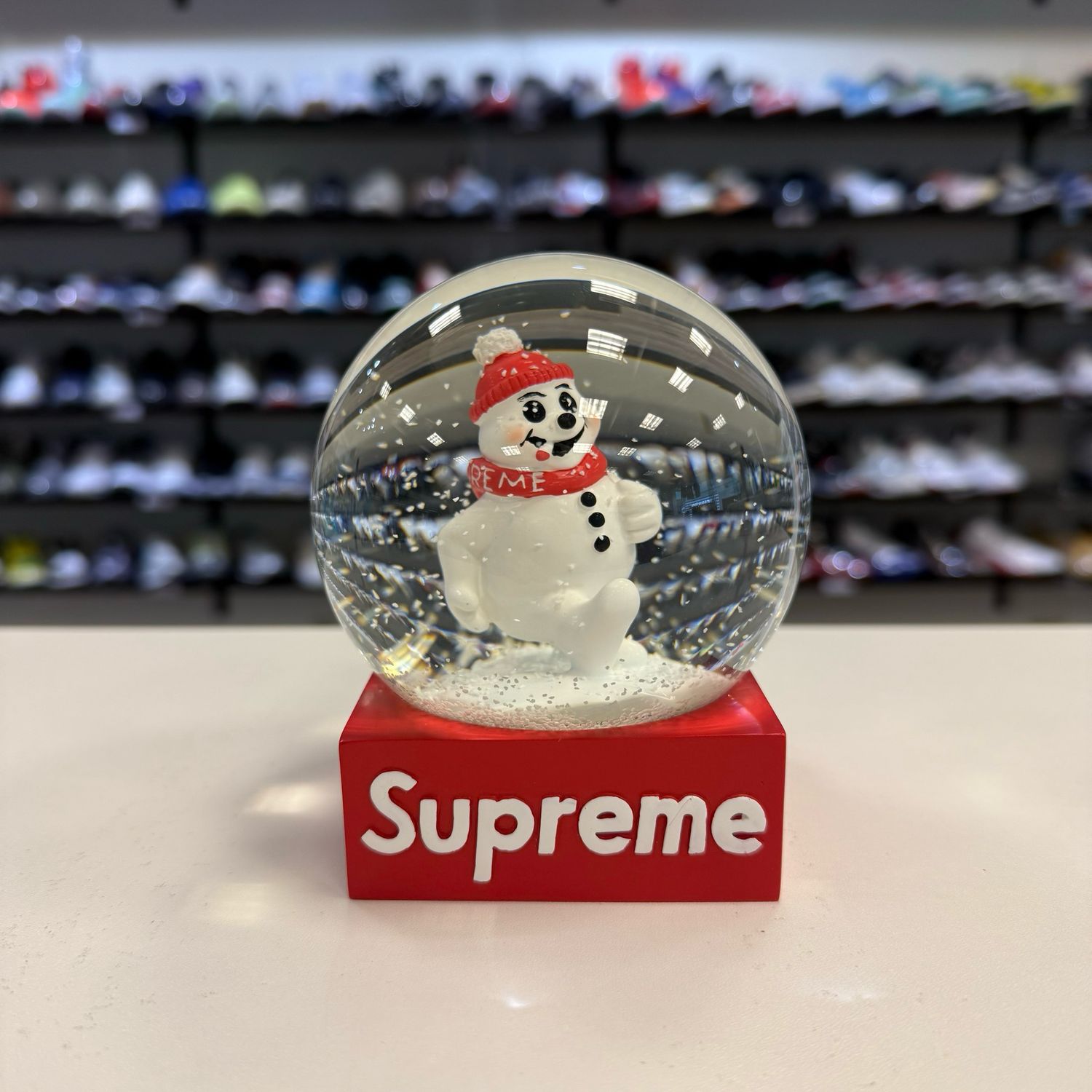 PO NB SUPREME SNOWMAN SNOWGLOBE RED
