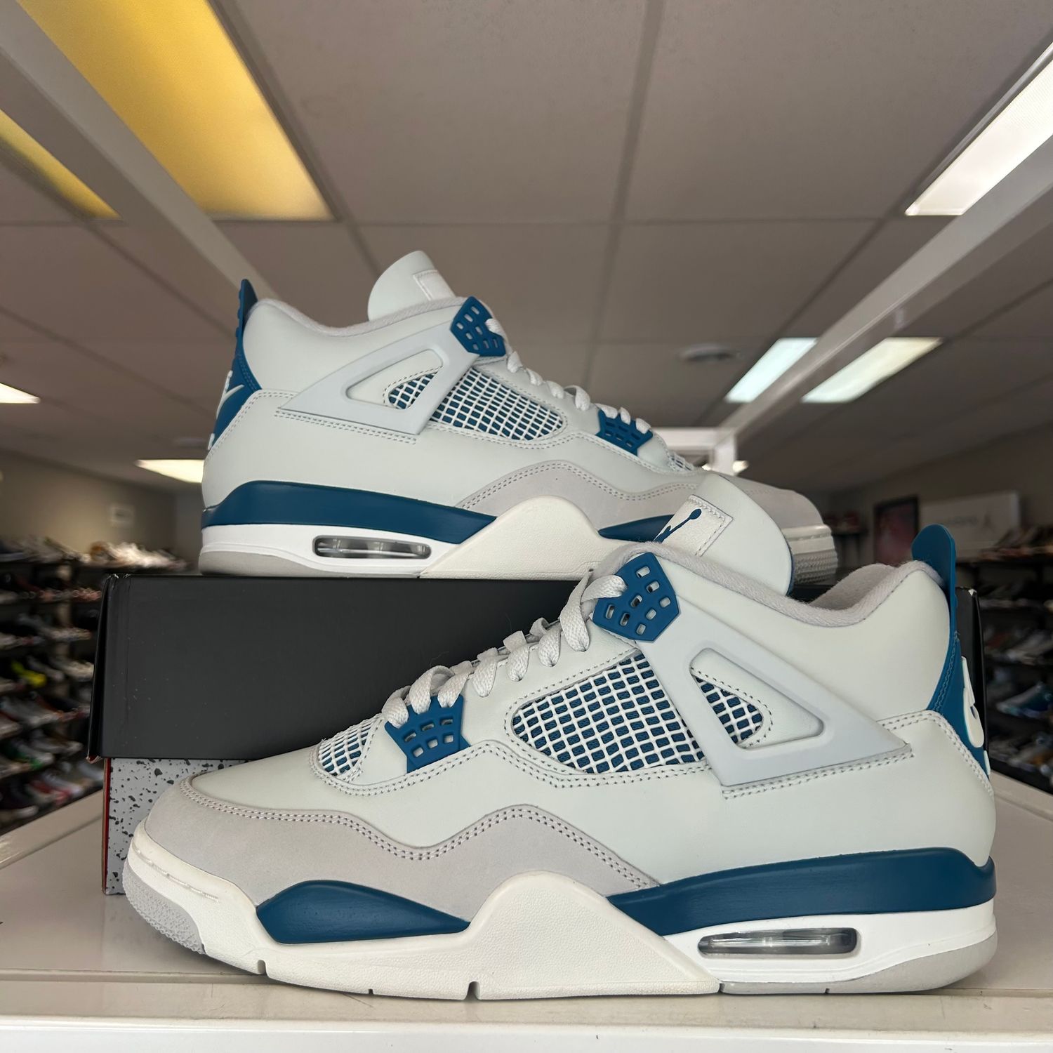 PO3 AIR JORDAN 4 MILITARY BLUE SIZE 12