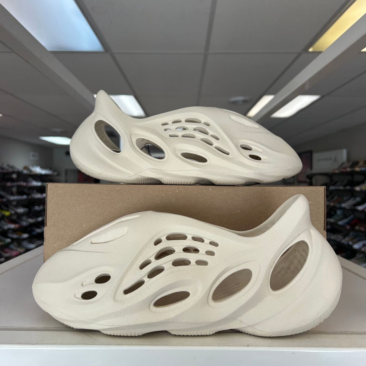 PO2 YEEZY FOAM RNNR SAND SIZE 11
