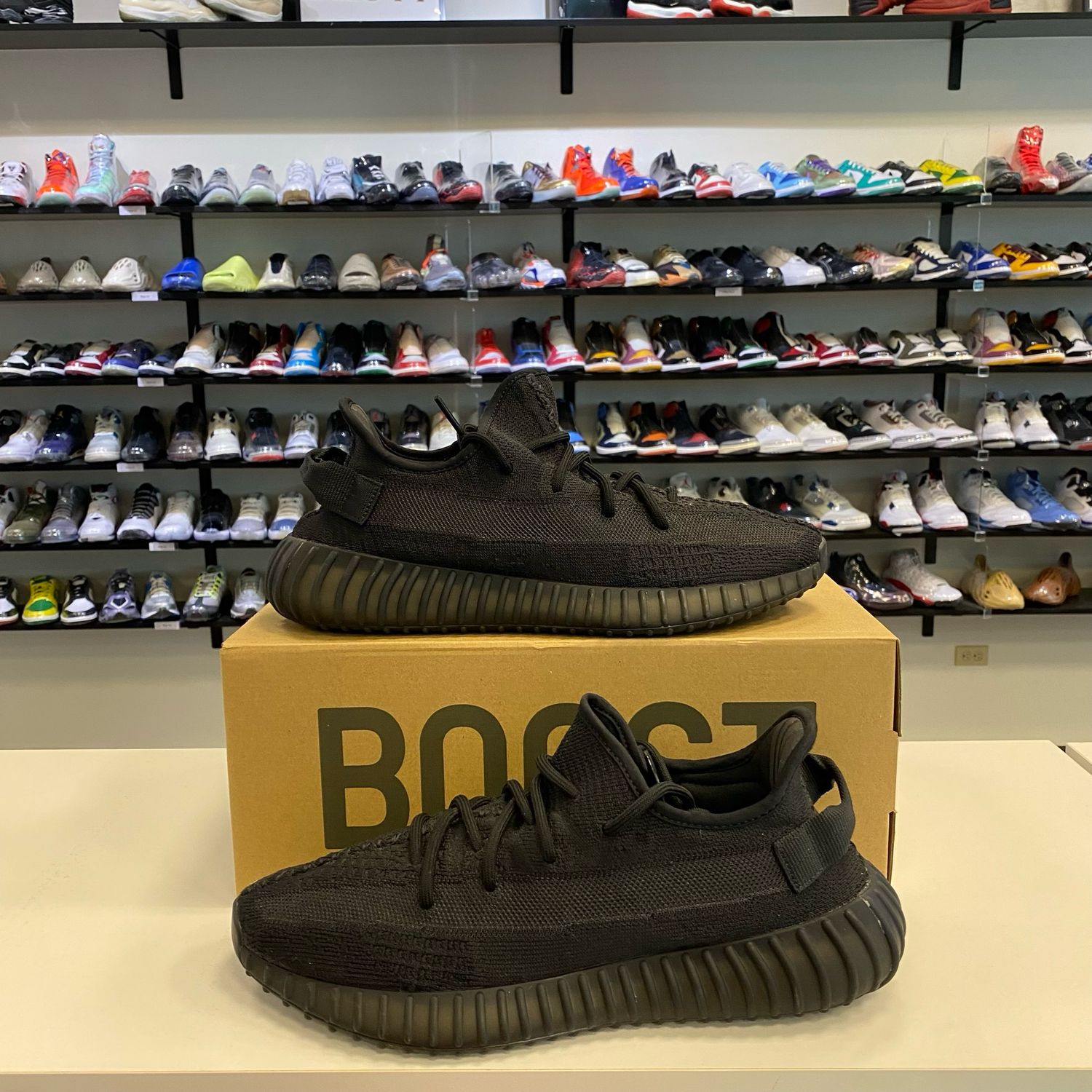 PO2 ADIDAS YEEZY BOOST 350 V2 ONYX SIZE 10