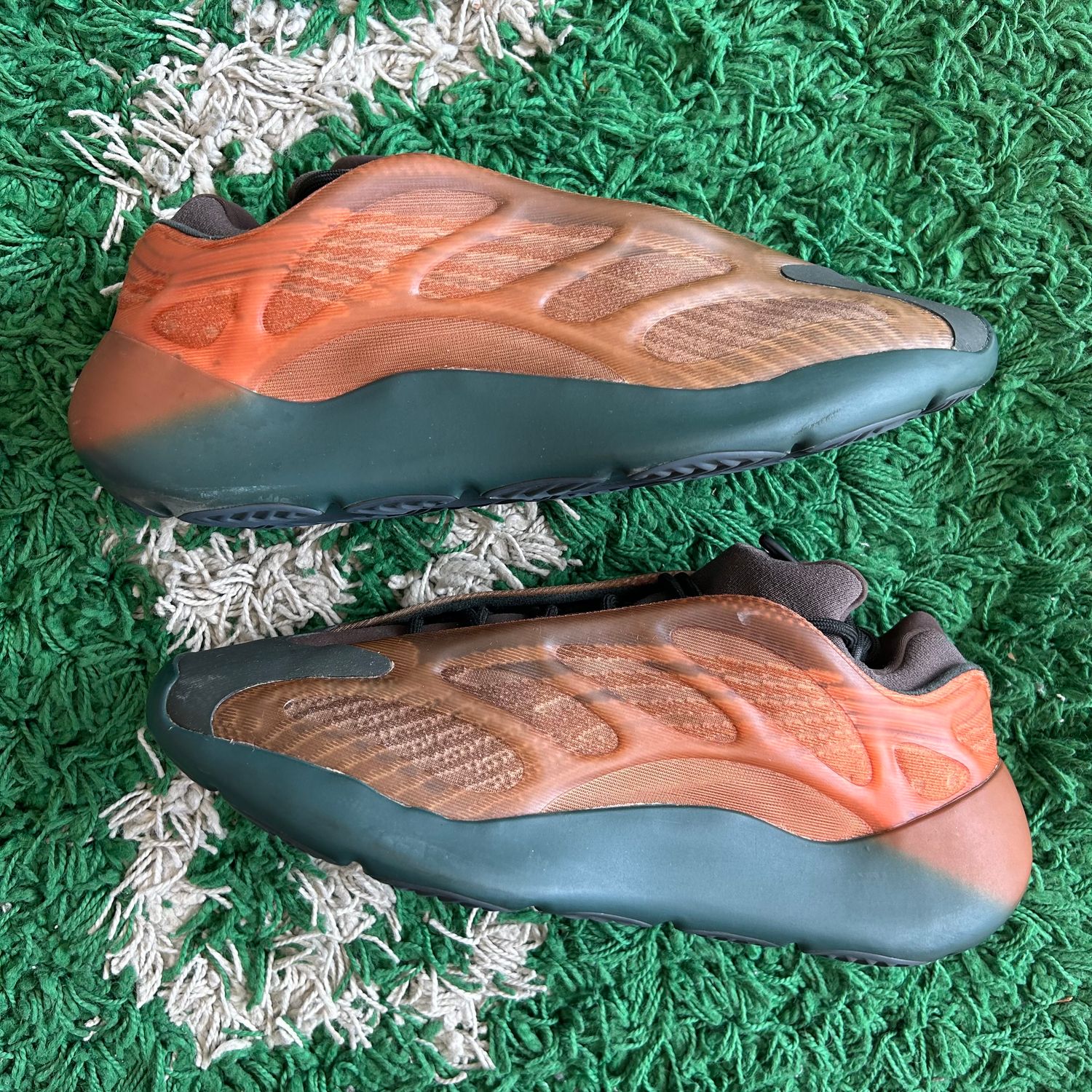 PO NB ADIDAS YEEZY 700 V3 COPPER FADE SIZE 12.5
