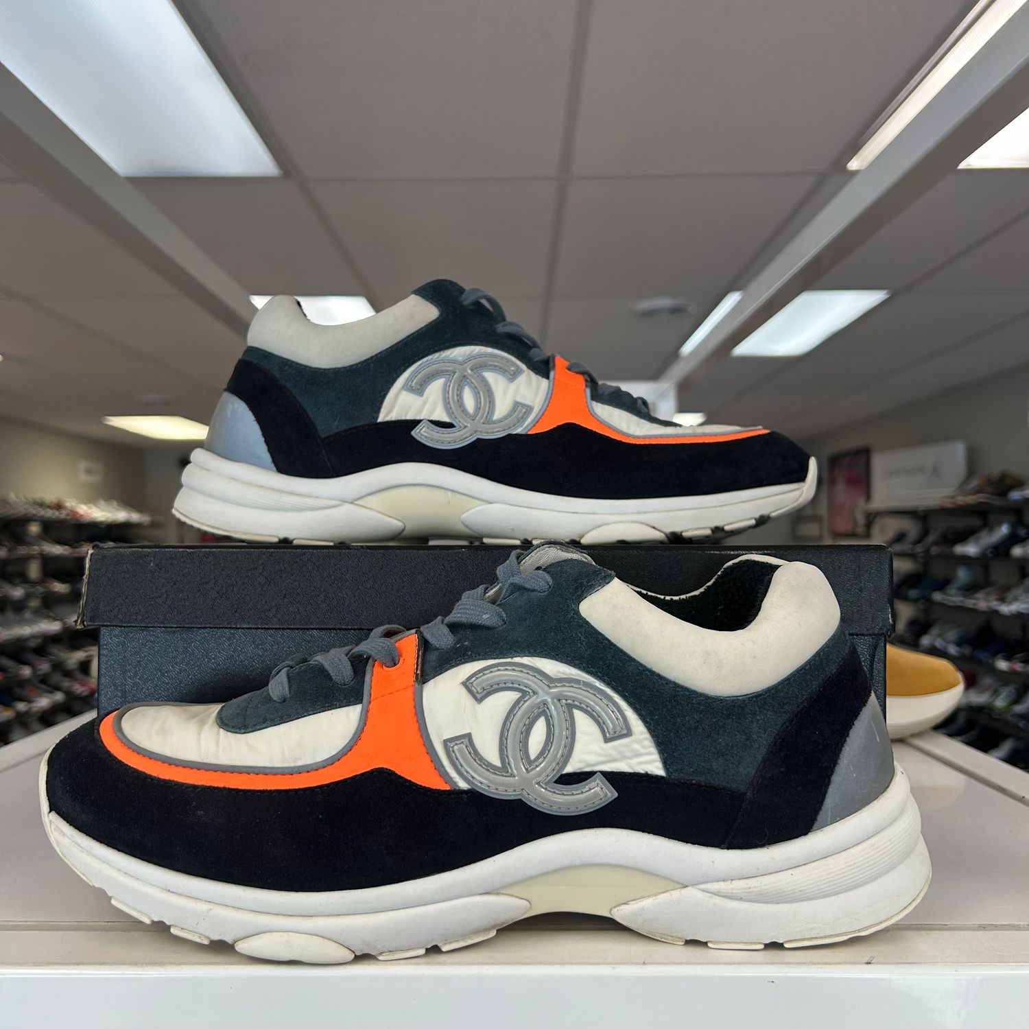PO2 CHANEL LOW TOP TRAINER CC WHITE NAVY SX SIZE 9.5/10