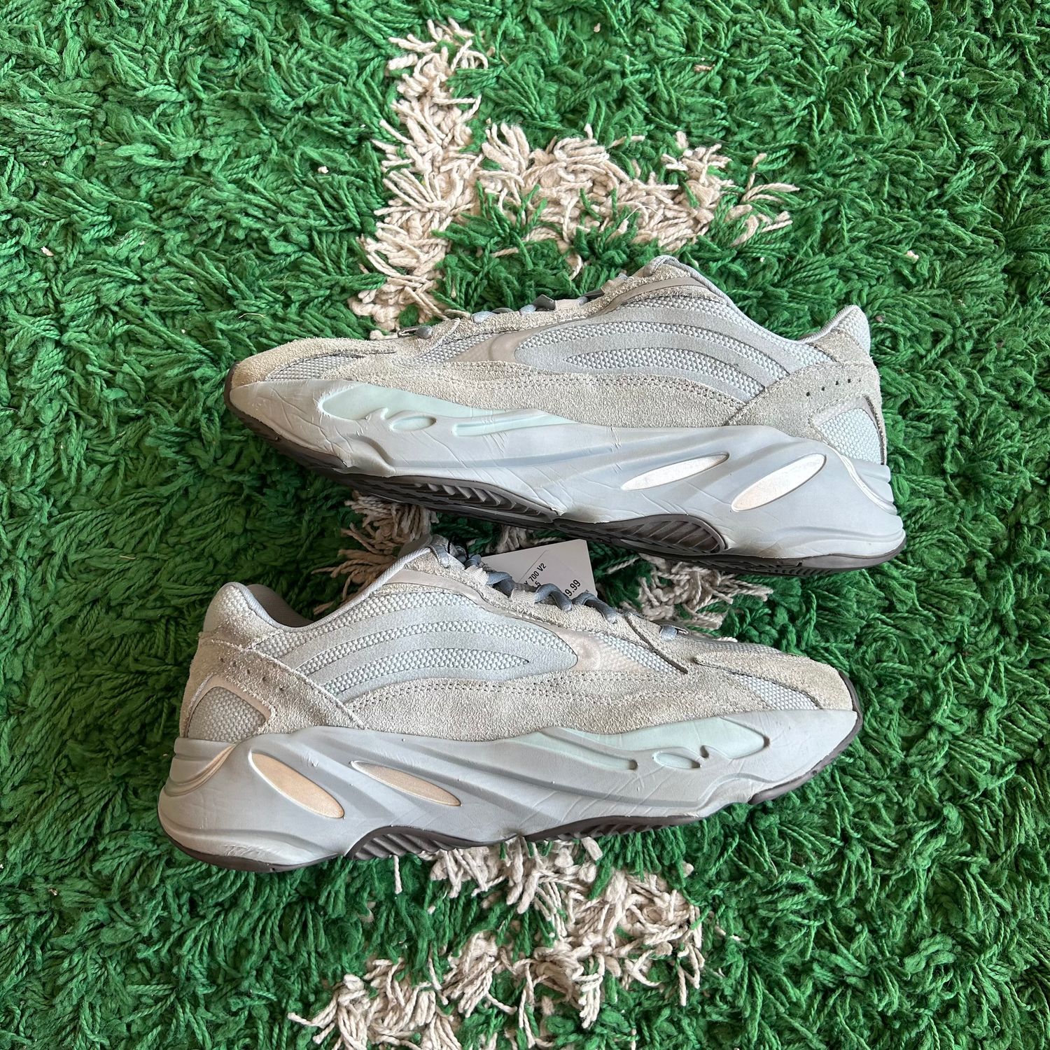 PO NB2 ADIDAS YEEZY 700 V2 HOSPITAL BLUE (Sx) SIZE 8.5
