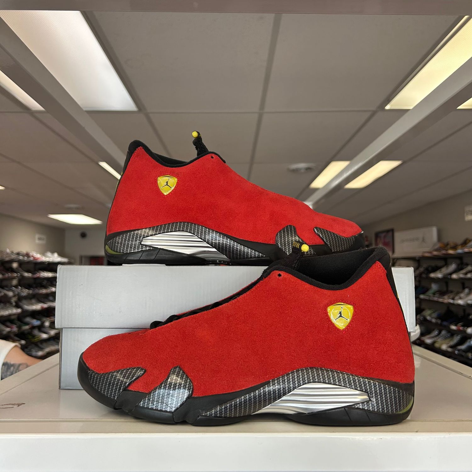 PO AIR JORDAN 14 RETRO FERRARI (2025) SIZE 13