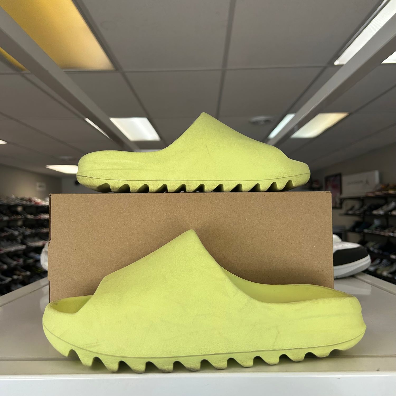 PO2 ADIDAS YEEZY SLIDE GREEN GLOW (Sx) SIZE 9
