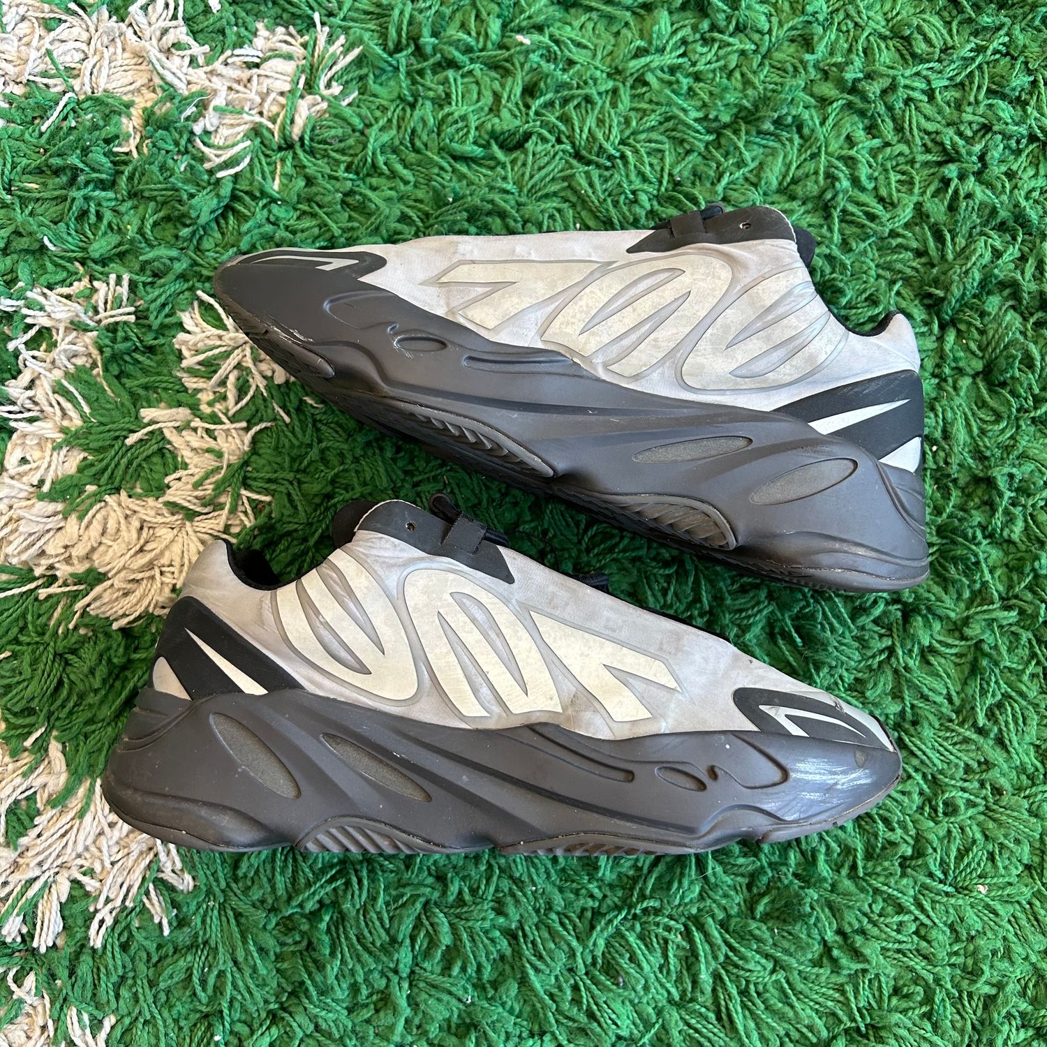 PO NB ADIDAS YEEZY 700 MNVN METALLIC (Sx) SIZE 10