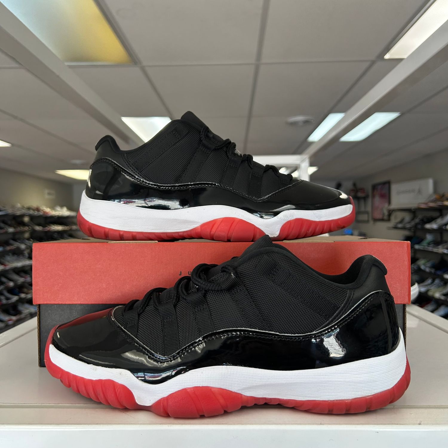 PO4 AIR JORDAN 11 RETRO LOW BRED (2025) (Sx) SIZE 10
