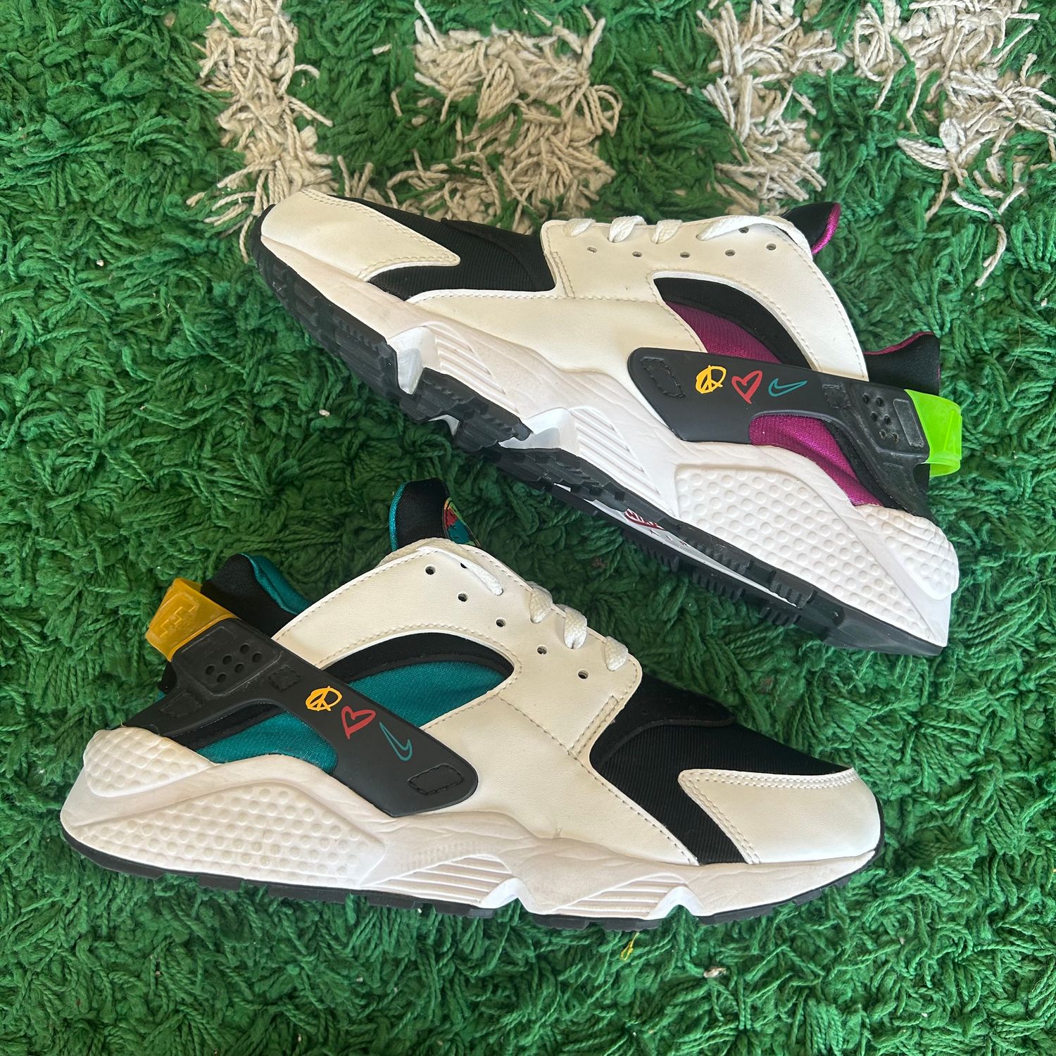 PO NB NIKE AIR HUARACHE PEACE, LOVE, SWOOSH (Sx) SIZE 10