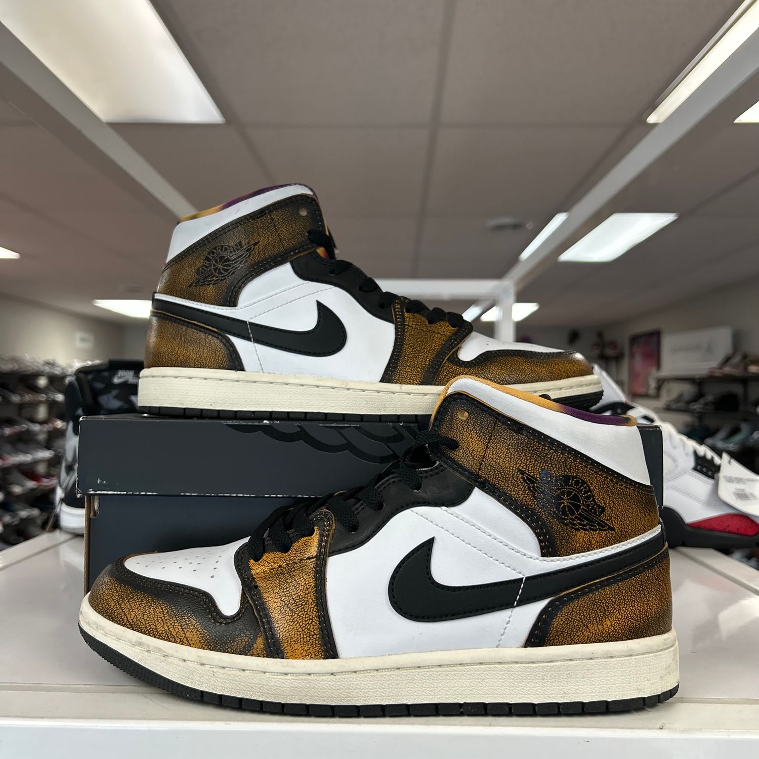 PO AIR JORDAN 1 MID ORANGE WEAR AWAY (SX) SIZE 8.5