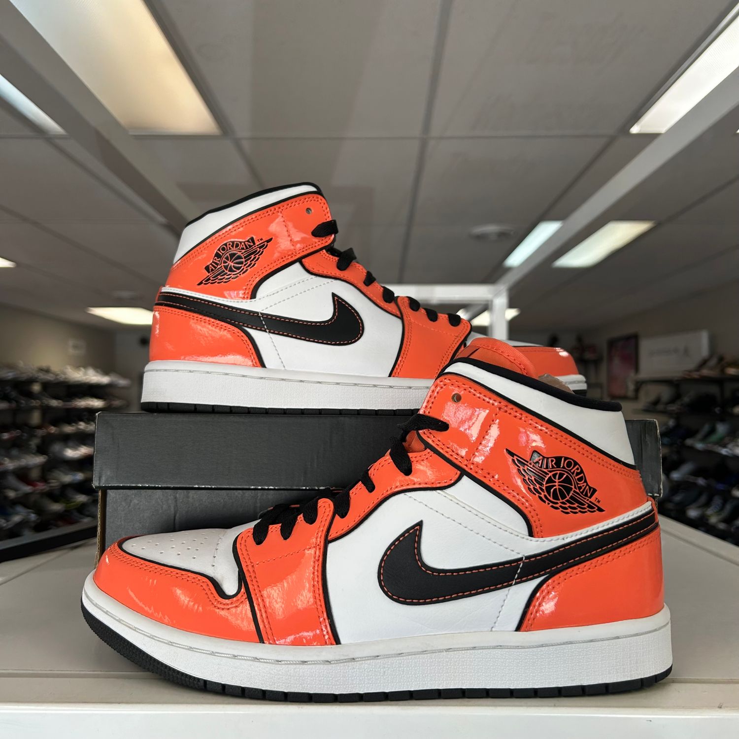 PO AIR JORDAN 1 MID SE TURF ORANGE SX SIZE 9