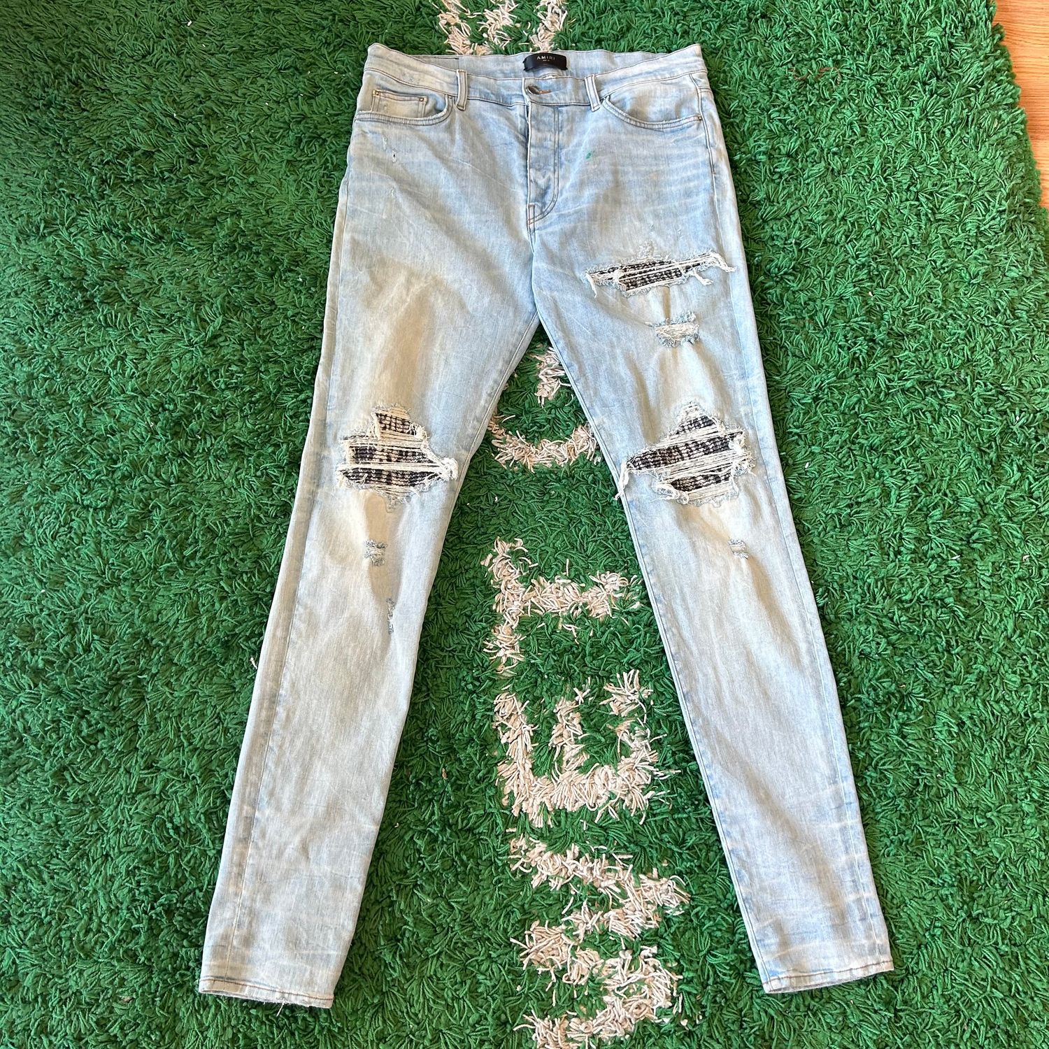 PO AMIRI WHITE WASHED RIPPED PRINT SIZE 36