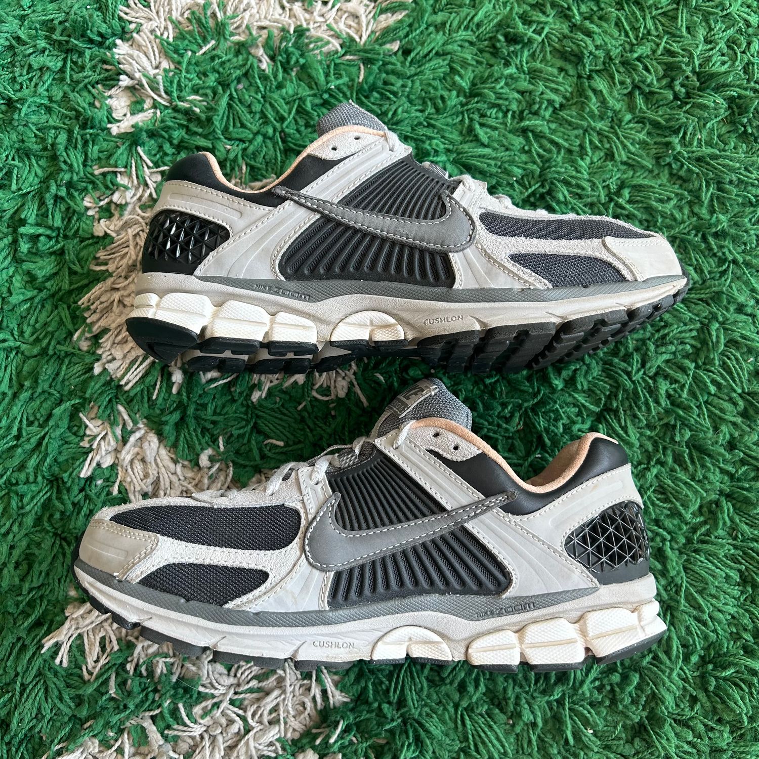 PO NB NIKE VOMERO 5 DARK SMOKE GREY VACHETTA (SX) SIZE 11