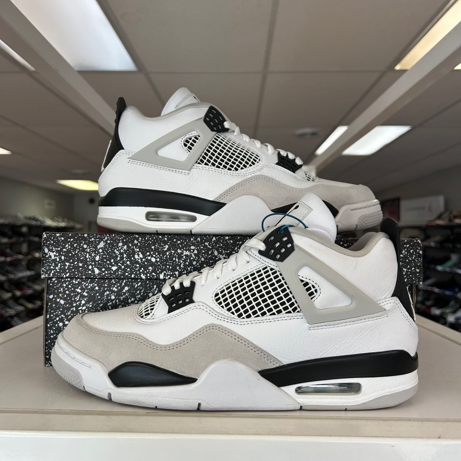 PO3 AIR JORDAN 4 MILITARY BLACK (SX) SIZE 10.5