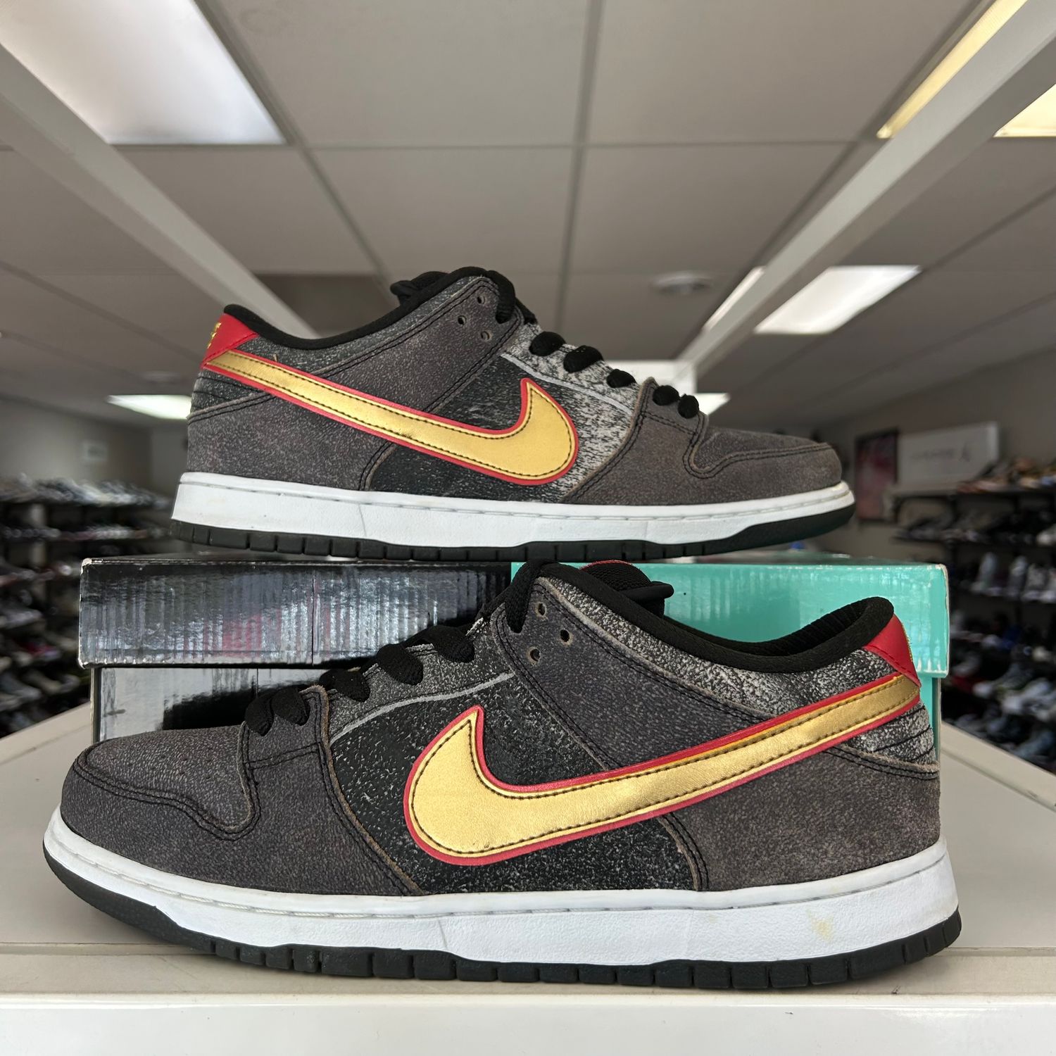 PO NIKE SB DUNK LOW BEIJING METALLIC GOLD (SX) SIZE 11