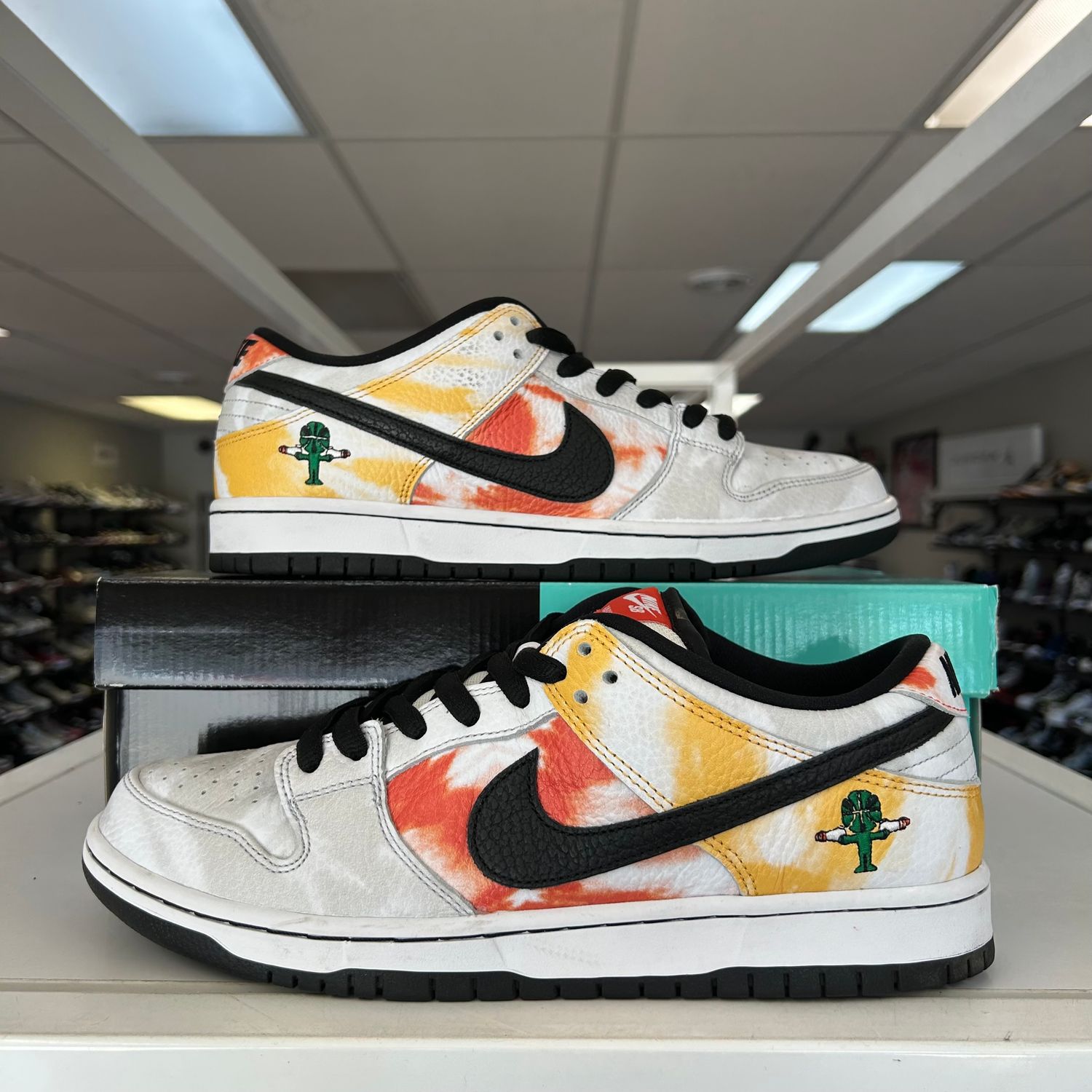 PO NIKE SB DUNK LOW RAYGUN TIE DYE WHITE (SX) SIZE 10.5