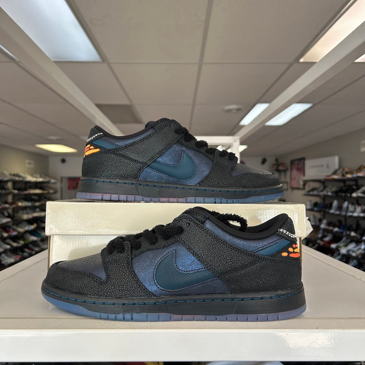 NEW NIKE SB DUNK LOW BLUETILE SKATEBOARDS (SX)