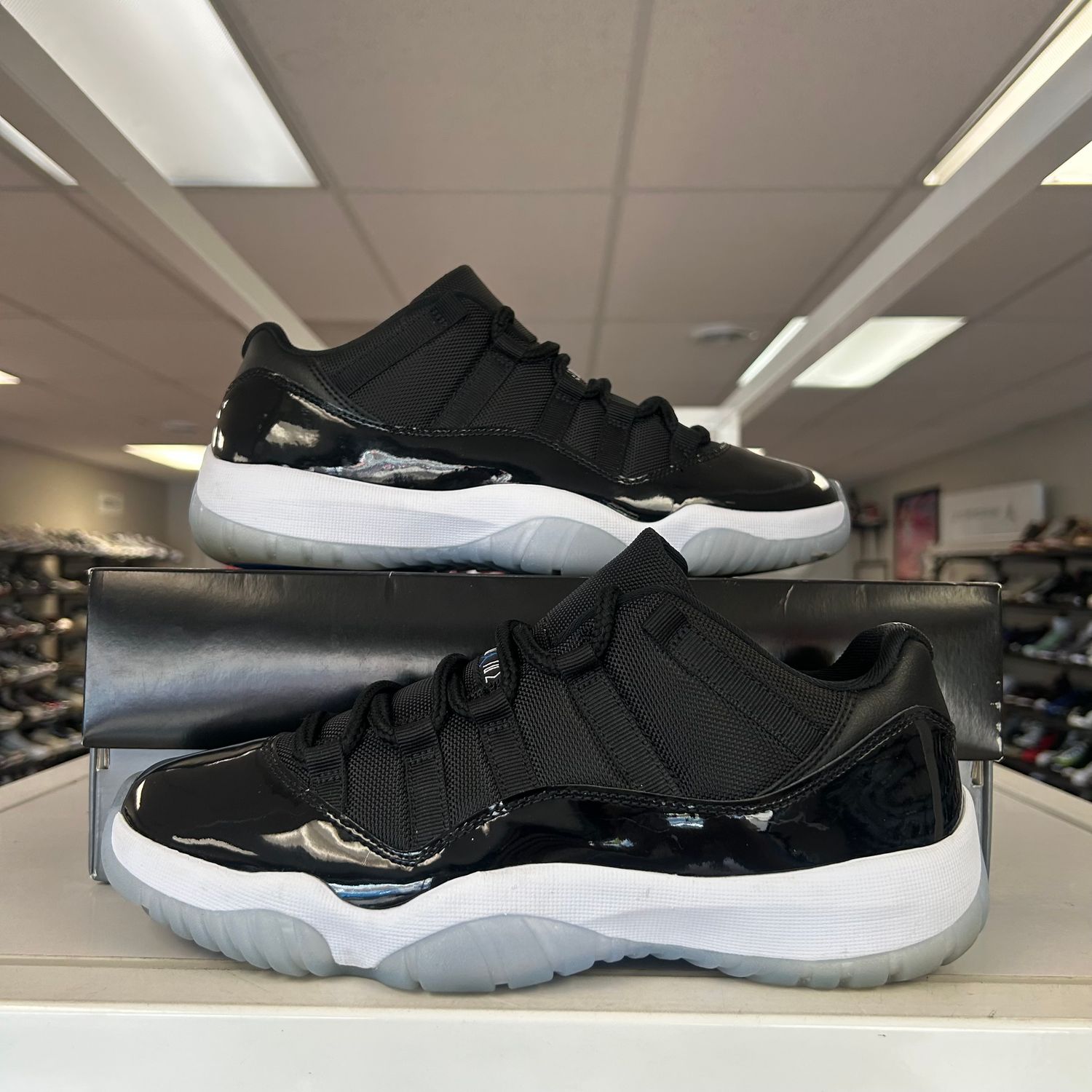 PO AIR JORDAN 11 RETRO LOW SPACE JAM (SX) SIZE 8.5